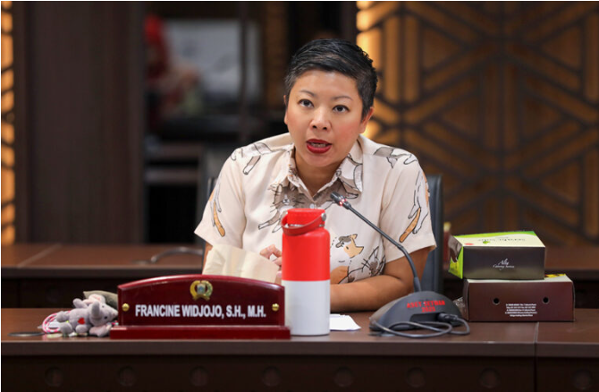 Segera Evaluasi Manajemen PT Transjakarta February 26, 2026 1:02 pm Evaluasi dan pembenahan menyeluruh terhadap sistem manajemen operasional Bus Transjakarta menjadi salah satu sorotan Anggota Komisi B DPRD DKI Jakarta Francine Widjojo. Hal itu mengacu pada insiden kecelakaan dua armada Transjakarta di Koridor 13, beberapa waktu lalu. Sebanyak 24 penumpang luka ringan. “Kecelakaan Bus Transjakarta belum lama ini sangat disayangkan,” ujar Francine, Kamis (26/2). Peristiwa itu dampak dari salah satu pengemudi kehilangan konsentrasi karena mengantuk. Bus keluar jalur hingga memasuki lajur berlawanan dan menabrak armada lain. Anggota Komisi B DPRD DKI Jakarta Francine Widjojo. (dok.DDJP) “Para sopir tidak boleh mengendarai kendaraan dalam keadaan mengantuk. Transjakarta harus memastikan sopirnya selalu berada dalam kondisi prima ketika berkendara,” kata Francine. Ia menilai, kelelahan pengemudi bisa akibat jarak tempuh yang jauh dari tempat tinggal menuju depo pengambilan bus. “Sehingga mereka sudah lelah sebelum berkendara di jalan,” ungkap Francine. Karena itu, butuh pengaturan yang lebih manusiawi. Mulai dari waktu kerja, waktu istirahat, jarak tempuh, dan pengaturan pergantian shift. “Untuk menjaga kondisi para pengendara Transjakarta terhindar dari kelelahan fisik maupun mental,” tutur Francine. Ia mendorong penataan ulang sistem manajemen. Seperti penugasan pengemudi sesuai dengan dengan lokasi tempat tinggal yang berdekatan dengan depo. “Memastikan kecelakaan ini tidak terulang lagi di kemudian hari,” pungkas Francine. (gie/df)