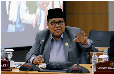 Sistem Distribusi Pangan Murah Disorot Legislator February 2, 2026 4:30 pm Anggota DPRD DKI Jakarta Ramly HI Muhamad menginterupsi dalam rapat paripurna terkait Ranperda Penyelenggaraan Sistem Pangan, Senin (2/2). Menurut dia, pelaksanaan program pangan murah yang dinilai belum tepat sasaran. Pembahasan sebelumnya di Badan Anggaran (Banggar), menyepakati skema distribusi pangan murah secara by name, by address agar hak warga terpenuhi secara adil. “Agar warga yang menunggu sejak pukul 05.00 sampai 07.00 tetap mendapatkan,” ujar Ramly. Ramly menilai, pelaksanaan di lapangan tidak berjalan sesuai kesepakatan. Dominasi distribusi pangan oleh kelompok tertentu. Sehingga warga umum justru tidak memperoleh bagian. Pangan murah didominasi petugas Penanganan Prasarana dan Sarana Umum (PPSU) dan Pemberdayaan dan Kesejahteraan Keluarga (PKK). “Sehingga hanya sekitar 20 persen yang tersisa untuk rakyat,” papar dia. Karena itu, Ramly meminta Sekretaris Daerah DKI Jakarta mengecek dan mengevaluasi secara menyeluruh terhadap sistem distribusi pangan murah. Ramly menegaskan, pelaksanaan skema by name, by address harus konsisten agar tidak menimbulkan ketimpangan di lapangan. “Warga yang datang belakangan tetap seharusnya mendapatkan,” tandas dia. Masyarakat, ungkap Ramly, banyak menyampaikan persoalan serupa kepada anggota dewan lewat reses. Mekanisme distribusi pangan murah kerap habis tidak lama setelah pembukaan. (all/df)