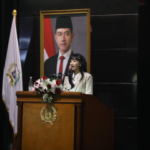 Sistem Pangan Perkuat Kebijakan Eksisting February 9, 2026 3:41 pm Fraksi Partai Demokrat Perindo DPRD DKI Jakarta menekankan pentingnya efektivitas dan keberlanjutan kebijakan terkait pangan di Jakarta. Sehingga aturan yang akan lahir bukan sekadar regulasi normatif. Demikian ungkap Bendahara Fraksi Partai Demokrat dan Perindo DPRD DKI Jakarta Wita Susilowaty dalam Rapat Paripurna Penyampaian Pandangan Umum Fraksi-Fraksi terhadap Rancangan Peraturan Daerah (Ranperda) tentang Penyelenggaraan Sistem Pangan. “Ranperda ini tidak disusun dalam ruang hampa, melainkan hadir di tengah praktik pengelolaan pangan yang selama ini sudah berjalan, dengan berbagai capaian dan tantangan yang nyata,” ujar Wita, Senin (9/2). Fraksi Demokrat Perindo menilai, Jakarta sebagai daerah konsumen memiliki ketergantungan tinggi terhadap pasokan pangan dari luar wilayah. “Karena itu, kami menekankan Ranperda tidak boleh menambah kompleksitas pengaturan yang berpotensi memperumit mekanisme koordinasi pasokan yang sudah berjalan,” kata Wita. Fraksi Demokrat Perindo juga menyoroti berbagai instrumen pengendalian harga dan pasokan milik Pemprov DKI. Seperti subsidi pangan, operasi pasar, dan koordinasi Tim Pengendali Inflasi Daerah. “Karena itu Ranperda diminta memperkuat dasar hukum dan konsistensi kebijakan yang telah berjalan,” tutur Wita. Lalu, aspek cadangan pangan daerah turut menjadi perhatian juga. Ranperda perlu secara tegas mengatur fungsi, pengelolaan, serta mekanisme pemanfaatan cadangan pangan agar dapat digunakan secara optimal dalam kondisi darurat maupun saat masyarakat membutuhkan. Selain itu, peran pemerintah daerah dalam distribusi pangan perlu secara jelas dan proporsional. Menghindari tumpang tindih kewenangan. Memastikan respons cepat terhadap gangguan pasokan. Perlu juga penegasan peran BUMD pangan. Pemisahan yang jelas antara fungsi pelayanan publik dan kegiatan usaha komersial, demi menjaga akuntabilitas dan memastikan kepentingan masyarakat tetap menjadi prioritas. “Kejelasan batas ini penting untuk menjaga akuntabilitas, transparansi, serta memastikan bahwa kepentingan masyarakat tetap menjadi prioritas utama dalam pengelolaan pangan daerah,” ucap Wita. Terkait stabilitas harga, Fraksi Demokrat Perindo meminta Pemprov DKI menetapkan harga secara pasti dalam kerja sama antardaerah untuk sejumlah komoditas strategis. Melalui pandangan tersebut, Fraksi Faraksi Demokrat Perindo berharap, Ranperda Penyelenggaraan Sistem Pangan mampu menjadi regulasi yang efektif. Memperkuat kebijakan yang telah ada, serta menjawab tantangan pengelolaan pangan Jakarta secara berkelanjutan. “Ranperda ini perlu diarahkan untuk memperkuat perencanaan, pengendalian, dan pengawasan kebijakan pangan secara nyata,” pungkas Wita. (gie/df)