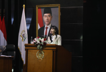 Sistem Pangan Perkuat Kebijakan Eksisting February 9, 2026 3:41 pm Fraksi Partai Demokrat Perindo DPRD DKI Jakarta menekankan pentingnya efektivitas dan keberlanjutan kebijakan terkait pangan di Jakarta. Sehingga aturan yang akan lahir bukan sekadar regulasi normatif. Demikian ungkap Bendahara Fraksi Partai Demokrat dan Perindo DPRD DKI Jakarta Wita Susilowaty dalam Rapat Paripurna Penyampaian Pandangan Umum Fraksi-Fraksi terhadap Rancangan Peraturan Daerah (Ranperda) tentang Penyelenggaraan Sistem Pangan. “Ranperda ini tidak disusun dalam ruang hampa, melainkan hadir di tengah praktik pengelolaan pangan yang selama ini sudah berjalan, dengan berbagai capaian dan tantangan yang nyata,” ujar Wita, Senin (9/2). Fraksi Demokrat Perindo menilai, Jakarta sebagai daerah konsumen memiliki ketergantungan tinggi terhadap pasokan pangan dari luar wilayah. “Karena itu, kami menekankan Ranperda tidak boleh menambah kompleksitas pengaturan yang berpotensi memperumit mekanisme koordinasi pasokan yang sudah berjalan,” kata Wita. Fraksi Demokrat Perindo juga menyoroti berbagai instrumen pengendalian harga dan pasokan milik Pemprov DKI. Seperti subsidi pangan, operasi pasar, dan koordinasi Tim Pengendali Inflasi Daerah. “Karena itu Ranperda diminta memperkuat dasar hukum dan konsistensi kebijakan yang telah berjalan,” tutur Wita. Lalu, aspek cadangan pangan daerah turut menjadi perhatian juga. Ranperda perlu secara tegas mengatur fungsi, pengelolaan, serta mekanisme pemanfaatan cadangan pangan agar dapat digunakan secara optimal dalam kondisi darurat maupun saat masyarakat membutuhkan. Selain itu, peran pemerintah daerah dalam distribusi pangan perlu secara jelas dan proporsional. Menghindari tumpang tindih kewenangan. Memastikan respons cepat terhadap gangguan pasokan. Perlu juga penegasan peran BUMD pangan. Pemisahan yang jelas antara fungsi pelayanan publik dan kegiatan usaha komersial, demi menjaga akuntabilitas dan memastikan kepentingan masyarakat tetap menjadi prioritas. “Kejelasan batas ini penting untuk menjaga akuntabilitas, transparansi, serta memastikan bahwa kepentingan masyarakat tetap menjadi prioritas utama dalam pengelolaan pangan daerah,” ucap Wita. Terkait stabilitas harga, Fraksi Demokrat Perindo meminta Pemprov DKI menetapkan harga secara pasti dalam kerja sama antardaerah untuk sejumlah komoditas strategis. Melalui pandangan tersebut, Fraksi Faraksi Demokrat Perindo berharap, Ranperda Penyelenggaraan Sistem Pangan mampu menjadi regulasi yang efektif. Memperkuat kebijakan yang telah ada, serta menjawab tantangan pengelolaan pangan Jakarta secara berkelanjutan. “Ranperda ini perlu diarahkan untuk memperkuat perencanaan, pengendalian, dan pengawasan kebijakan pangan secara nyata,” pungkas Wita. (gie/df)