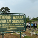 APBD Perubahan 2026 akan Menjawab Kebutuhan Lahan Pemakaman February 11, 2026 3:34 pm Ketua DPRD DKI Jakarta Khoirudin memastikan anggaran pengadaan lahan makam dalam Anggaran Pendapatan dan Belanja Daerah (APBD) Perubahan Tahun Anggaran 2026. Langkah itu untuk menjawab kebutuhan lahan pemakaman yang semakin mendesak. Khoirudin menjelaskan, APBD murni terdapat penyesuaian anggaran. Dampak pemotongan Dana Bagi Hasil (DBH) yang mencapai Rp.15 triliun. “APBD murni kemarin dipotong Rp585 miliar untuk pengadaan tanah, dan yang paling besar adalah tanah pemakaman. Itu buntut dari pemotongan DBH yang sangat besar,” ujar dia. Khoirudin menegaskan, tidak bisa menunda kebutuhan lahan makam. DPRD DKI Jakarta akan mengupayakan alokasi pengadaan lahan pemakamans sebagai prioritas dalam APBD Perubahan. “Mau tidak mau harus kita anggarkan kembali karena itu kebutuhan mendesak. Dalam APBD Perubahan nanti akan saya upayakan anggaran pengadaan makam dikembalikan,” ungkap Khoirudin. Angka pemakaman harian cukup tinggi. Sementara ketersediaan lahan tidak sebanding dengan kebutuhan. “Sehari ada sekitar 50 jenazah dimakamkan. Itu tidak mungkin kita diamkan,” tandas Khoirudin. Ia juga menegaskan, Pemerintah Provinsi DKI Jakarta wajib memastikan pelayanan pemakaman berjalan optimal. (all/df) DPRD Provinsi DKI Jakarta Jl. Kebon Sirih, No. 18, Jakarta Pusat 10110 Telp. (+6221) 3822951, 3822051 Fax. (+6221) 3843647 Email. humas@dprd-dkijakartaprov.go.id Menu Utama Podcast Berita Pimpinan DPRD AKD Fraksi Sekretariat Dewan Sejarah Kanal Berita Berita Dewan Wakil Kita Galeri Dewan Galeri Sekretariat Dewan Link