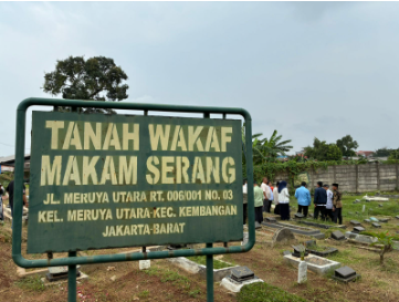 APBD Perubahan 2026 akan Menjawab Kebutuhan Lahan Pemakaman February 11, 2026 3:34 pm Ketua DPRD DKI Jakarta Khoirudin memastikan anggaran pengadaan lahan makam dalam Anggaran Pendapatan dan Belanja Daerah (APBD) Perubahan Tahun Anggaran 2026. Langkah itu untuk menjawab kebutuhan lahan pemakaman yang semakin mendesak. Khoirudin menjelaskan, APBD murni terdapat penyesuaian anggaran. Dampak pemotongan Dana Bagi Hasil (DBH) yang mencapai Rp.15 triliun. “APBD murni kemarin dipotong Rp585 miliar untuk pengadaan tanah, dan yang paling besar adalah tanah pemakaman. Itu buntut dari pemotongan DBH yang sangat besar,” ujar dia. Khoirudin menegaskan, tidak bisa menunda kebutuhan lahan makam. DPRD DKI Jakarta akan mengupayakan alokasi pengadaan lahan pemakamans sebagai prioritas dalam APBD Perubahan. “Mau tidak mau harus kita anggarkan kembali karena itu kebutuhan mendesak. Dalam APBD Perubahan nanti akan saya upayakan anggaran pengadaan makam dikembalikan,” ungkap Khoirudin. Angka pemakaman harian cukup tinggi. Sementara ketersediaan lahan tidak sebanding dengan kebutuhan. “Sehari ada sekitar 50 jenazah dimakamkan. Itu tidak mungkin kita diamkan,” tandas Khoirudin. Ia juga menegaskan, Pemerintah Provinsi DKI Jakarta wajib memastikan pelayanan pemakaman berjalan optimal. (all/df) DPRD Provinsi DKI Jakarta Jl. Kebon Sirih, No. 18, Jakarta Pusat 10110 Telp. (+6221) 3822951, 3822051 Fax. (+6221) 3843647 Email. humas@dprd-dkijakartaprov.go.id Menu Utama Podcast Berita Pimpinan DPRD AKD Fraksi Sekretariat Dewan Sejarah Kanal Berita Berita Dewan Wakil Kita Galeri Dewan Galeri Sekretariat Dewan Link