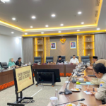 Fasilitasi Penyelesaian Sengketa Lahan TPU Tegal Alur February 10, 2026 4:01 pm DPRD DKI Jakarta memfasilitasi audiensi terkait penyelesaian pembayaran lahan yang berada di atas Taman Pemakaman Umum (TPU) Tegal Alur. Audiensi ini mempertemukan masyarakat yang mengklaim kepemilikan lahan dengan jajaran Pemerintah Provinsi DKI Jakarta, dalam hal ini Dinas Pertamanan dan Hutan Kota. Ketua DPRD DKI Jakarta Khoirudin menjelaskan, audiensi digelar sebagai ruang klarifikasi antarpihak. “Telah hadir masyarakat yang menyatakan bahwa makam Tegal Alur adalah tanah miliknya dengan membawa data dan didampingi penasihat hukum. Saya juga hadirkan Dinas Pertamanan dan Hutan Kota,” ujar Khoirudin, Selasa (10/2). Dari sisi pemerintah daerah, sebut dia, lahan TPU Tegal Alur merupakan aset Pemda dan telah terdaftar dalam Kartu Inventaris Barang (KIB). “Dinas Pertamanan dan Hutan Kota juga menyatakan itu milik pemda yang sekarang sudah dipagar, seluruhnya 70 hektare,” kata Khoirudin. Ia menegaskan, DPRD tidak berada pada posisi untuk mengambil keputusan hukum. “Tentu di sini DPRD hanya mempertemukan para pihak, tidak dalam kapasitas memutuskan,” tutur Khoirudin. Dia berharap, audiensi itu membuka hambatan administrasi yang selama ini kerap terjadi. “Hanya mempertemukan dan silahkan adu data, silakan adu keterangan,” ucap Khoirudin. Khoirudin berpesan kepada seluruh pihak untuk mengedepankan prinsip kehati-hatian dalam penyelesaian persoalan lahan. “Yang jelas jangan sampai tanah masyarakat dipakai tidak dibayar. Tetapi kita juga tidak akan gegabah membayar kalau tanah itu tidak clear and clean,” kata Khoirudin. Untuk memperjelas status kepemilikan, DPRD akan menindaklanjuti dengan rapat lanjutan dengan melibatkan pihak Badan Pertanahan Nasional (BPN). “Saya akan menjadwalkan kembali pertemuan dengan BPAD dan datangkan BPN Jakarta Barat, yang mudah-mudahan dari situ ada kejelasan,” harap Khoirudin. Sementara itu, Sekretaris Dinas Pertamanan dan Hutan Kota (Distamhut) DKI Jakarta Eko Cahyono menegaskan, lahan tersebut saat ini berfungsi sebagai TPU dan menjadi tanggung jawab pengelolaan pemerintah. “Karena dengan kondisi yang sudah ada itu sebagai lahan TPU. Dan itu memang yang menjadi kewajiban kami untuk mengelola,” kata Eko. Dengan tegas, ia menyebutkan lahan TPU Tegal Alur tercatat sebagai aset daerah. “Kalau dari berkas memang tadi sudah disampaikan juga di forum memang yang kami kelola masuk di KIB kami,” kata Eko. Namun demikian, Distamhut masih memerlukan pendampingan hukum dalam proses pembuktian dokumen. Ia menambahkan, koordinasi dengan Biro Hukum akan dilakukan untuk memastikan seluruh proses berjalan sesuai ketentuan. “Nanti kami butuh bantuan teman-teman Biro Hukum untuk pendampingan juga,” pungkas Eko. (gie/df)