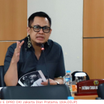 Antisipasi Penyebaran Virus Nipah tanpa Picu Kepanikan February 11, 2026 1:54 pm Anggota Komisi E DPRD DKI Jakarta Dian Pratama mengemukakan, protokol kesehatan harus berevolusi dalam menghadapi ancaman Virus Nipah yang berpotensi mengganggu kesehatan masyarakat. Menurut dia, masyarakat perlu tahu cara menjaga kebersihan makanan. Seperti mencuci buah yang mungkin terpapar air liur kelelawar merupakan bagian dari pertahanan kesehatan saat ini. Selain itu, kata Dian, butuh kolaborasi antara pakar kesehatan manusia dan pakar kesehatan hewan dalam menyusun narasi kampanye. Anggota Komisi E DPRD DKI Jakarta Dian Pratama. (dok.DDJP) Hal itu bertujuan agar informasi yang sampai ke masyarakat bersifat akurat dan berbasis sains. Namun tetap sederhana. Butuh sikap proaktif. Kampanye digital yang cerdas dan tepat sasaran akan membangun kewaspadaan publik tanpa memicu kepanikan. “Tujuannya adalah membangun kemandirian masyarakat dalam menerapkan Prokes (prosedur kesehatan) secara sadar sebagai gaya hidup baru,” tutur Dian. (stw/df)