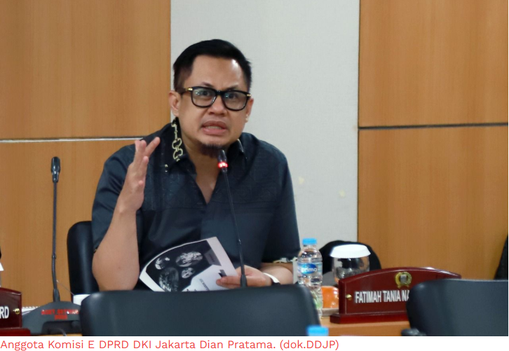 Antisipasi Penyebaran Virus Nipah tanpa Picu Kepanikan February 11, 2026 1:54 pm Anggota Komisi E DPRD DKI Jakarta Dian Pratama mengemukakan, protokol kesehatan harus berevolusi dalam menghadapi ancaman Virus Nipah yang berpotensi mengganggu kesehatan masyarakat. Menurut dia, masyarakat perlu tahu cara menjaga kebersihan makanan. Seperti mencuci buah yang mungkin terpapar air liur kelelawar merupakan bagian dari pertahanan kesehatan saat ini. Selain itu, kata Dian, butuh kolaborasi antara pakar kesehatan manusia dan pakar kesehatan hewan dalam menyusun narasi kampanye. Anggota Komisi E DPRD DKI Jakarta Dian Pratama. (dok.DDJP) Hal itu bertujuan agar informasi yang sampai ke masyarakat bersifat akurat dan berbasis sains. Namun tetap sederhana. Butuh sikap proaktif. Kampanye digital yang cerdas dan tepat sasaran akan membangun kewaspadaan publik tanpa memicu kepanikan. “Tujuannya adalah membangun kemandirian masyarakat dalam menerapkan Prokes (prosedur kesehatan) secara sadar sebagai gaya hidup baru,” tutur Dian. (stw/df)