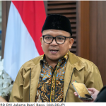 Antisipasi Virus Nipah, Baco Berharap Pemerintah Luncurkan Kampanye Digital Protokol Kesehatan February 11, 2026 11:58 am Wakil Ketua DPRD DKI Jakarta Basri Baco mengungkapkan, pemerintah terus memantau perkembangan situasi terkait Virus Nipah. Mengambil langkah-langkah untuk melindungi kesehatan masyarakat. Politisi Partai Golkar itu berharap, pemerintah meluncurkan kampanye digital protokol kesehatan yang fokus pada pencegahan penyakt zoonosis (penularann dari hewan ke manusia). Langkah itu, sambung Baco, merupakan hal mendesak. Setelah muncul ancaman global Virus Nipah yang penularannya lewat hewan, seperti babi dan kelelawar. Wakil Ketua DPRD DKI Jakarta Basri Baco. (dok.DDJP) Baco juga berharap, kementerian dan dinas-dinas terkait memproduksi konten edukatif yang mudah dipahami masyarakat. Terutama mengenai cara mencuci buah dengan benar. Lalu, menghindari kontak langsung dengan cairan tubuh hewan liar. Ia berharap, kampanye tersebut mampu menjangkau hingga ke pelosok daerah melalui media sosial dan jaringan komunikasi publik. (stw/df)