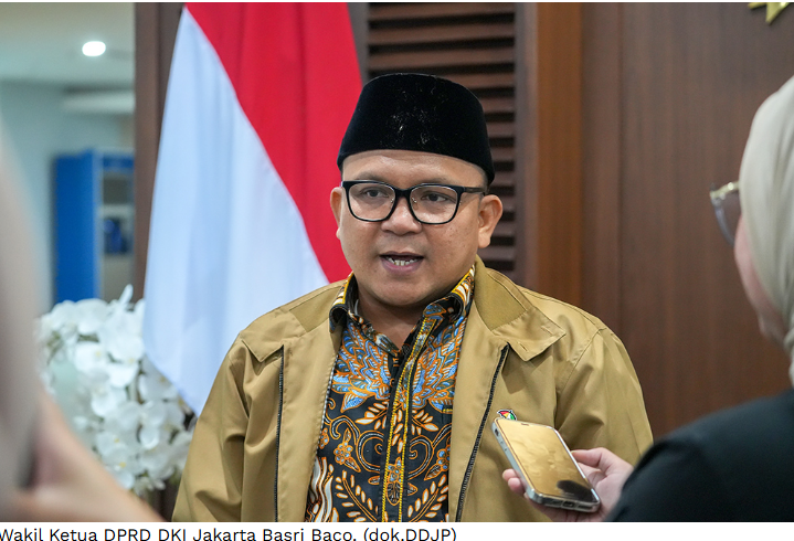 Antisipasi Virus Nipah, Baco Berharap Pemerintah Luncurkan Kampanye Digital Protokol Kesehatan February 11, 2026 11:58 am Wakil Ketua DPRD DKI Jakarta Basri Baco mengungkapkan, pemerintah terus memantau perkembangan situasi terkait Virus Nipah. Mengambil langkah-langkah untuk melindungi kesehatan masyarakat. Politisi Partai Golkar itu berharap, pemerintah meluncurkan kampanye digital protokol kesehatan yang fokus pada pencegahan penyakt zoonosis (penularann dari hewan ke manusia). Langkah itu, sambung Baco, merupakan hal mendesak. Setelah muncul ancaman global Virus Nipah yang penularannya lewat hewan, seperti babi dan kelelawar. Wakil Ketua DPRD DKI Jakarta Basri Baco. (dok.DDJP) Baco juga berharap, kementerian dan dinas-dinas terkait memproduksi konten edukatif yang mudah dipahami masyarakat. Terutama mengenai cara mencuci buah dengan benar. Lalu, menghindari kontak langsung dengan cairan tubuh hewan liar. Ia berharap, kampanye tersebut mampu menjangkau hingga ke pelosok daerah melalui media sosial dan jaringan komunikasi publik. (stw/df)