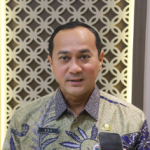 100 Persen, ASN Sekretariat DPRD Tunaikan Zakat March 5, 2026 3:02 pm Sekretaris DPRD DKI Jakarta Augustinus menghadiri kegiatan Penunaian Zakat, Infaq, dan Sedekah (ZIS) pejabat serta pimpinan BUMD di lingkungan Pemerintah Provinsi DKI Jakarta Tahun 1447 Hijriah. Badan Amil Zakat Nasional (BAZNAS) BAZIS Provinsi DKI Jakarta selaku penyelenggara. Kegiatan berlangsung di Balai Agung, Balaikota DKI Jakarta. Augustinus mengatakan, kehadirannya untuk memenuhi undangan. Sekaligus mendengarkan laporan kegiatan pengelolaan zakat BAZNAS BAZIS DKI Jakarta. “Pada hari Kamis ini, kami menghadiri undangan terkait laporan kegiatan BAZNAS BAZIS di tahun 2025,” ujar Aga, Kamis (5/3). Sesuai arahan dari Gubernur Pramono Anung, ungkap pria yang akrab disapa Aga, seluruh Organisasi Perangkat Daerah (OPD) turut berpartisipasi menunaikan ZIS sebesar 2,5 persen. Karena itu, ia memastikan seluruh Aparatur Sipil Negara (ASN) di lingkungan Sekretariat DPRD DKI Jakarta telah berpartisipasi dalam menunaikan zakat melalui program BAZNAS BAZIS. “Kami di Sekretariat DPRD sudah 100 persen ASN untuk berzakat 2,5 persen dari TPP (Tambahan Penghasilan Pegawai -Red),” ungkap Aga. Ia berharap penghimpunan dana ZIS memberikan manfaat bagi masyarakat. Khususnya dalam meningkatkan kesejahteraan. “Diharapkan dengan dana ZIS ini dapat menyejahterakan warga Jakarta supaya seluruh warga Jakarta juga dapat terpenuhi kebutuhan pokoknya,” pungkas Aga. (gie/df)