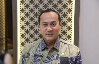 100 Persen, ASN Sekretariat DPRD Tunaikan Zakat March 5, 2026 3:02 pm Sekretaris DPRD DKI Jakarta Augustinus menghadiri kegiatan Penunaian Zakat, Infaq, dan Sedekah (ZIS) pejabat serta pimpinan BUMD di lingkungan Pemerintah Provinsi DKI Jakarta Tahun 1447 Hijriah. Badan Amil Zakat Nasional (BAZNAS) BAZIS Provinsi DKI Jakarta selaku penyelenggara. Kegiatan berlangsung di Balai Agung, Balaikota DKI Jakarta. Augustinus mengatakan, kehadirannya untuk memenuhi undangan. Sekaligus mendengarkan laporan kegiatan pengelolaan zakat BAZNAS BAZIS DKI Jakarta. “Pada hari Kamis ini, kami menghadiri undangan terkait laporan kegiatan BAZNAS BAZIS di tahun 2025,” ujar Aga, Kamis (5/3). Sesuai arahan dari Gubernur Pramono Anung, ungkap pria yang akrab disapa Aga, seluruh Organisasi Perangkat Daerah (OPD) turut berpartisipasi menunaikan ZIS sebesar 2,5 persen. Karena itu, ia memastikan seluruh Aparatur Sipil Negara (ASN) di lingkungan Sekretariat DPRD DKI Jakarta telah berpartisipasi dalam menunaikan zakat melalui program BAZNAS BAZIS. “Kami di Sekretariat DPRD sudah 100 persen ASN untuk berzakat 2,5 persen dari TPP (Tambahan Penghasilan Pegawai -Red),” ungkap Aga. Ia berharap penghimpunan dana ZIS memberikan manfaat bagi masyarakat. Khususnya dalam meningkatkan kesejahteraan. “Diharapkan dengan dana ZIS ini dapat menyejahterakan warga Jakarta supaya seluruh warga Jakarta juga dapat terpenuhi kebutuhan pokoknya,” pungkas Aga. (gie/df)