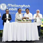 Ketua DPRD DKI Jakarta Khoirudin mengapresiasi atas capaian PT. TransJakarta yang telah memaksimalkan pelayanan terhadap masyarakat di bidang transportasi publik. Demikian ungkap Khoirudin usai menghadiri perayaan hari jadi PT. TransJakarta ke-12 tahun di Halte Transjakarta Tosari, Menteng, Jakarta Pusat, Jumat (27/3). “TransJakarta, bus yang melayani warga Jakarta dengan jangkauannya sudah 92 persen. Saya apresiasi karena dari sisi sarana infrastruktur di dunia punya ranking ke-17,” ujar Khoirudin. Ia juga menyampaikan, Pemprov DKI Jakarta telah memberikan investasi besar melalui subsidi transportasi. Tentu hal itu memberikan dampak ekonomi yang cukup signifikan bagi warga Jakarta. Ketua DPRD DKI Jakarta Khoirudin. (dok.DDJP) Alokasi anggaran Public Service Obligation (PSO) sebesar Rp4,8 triliun untuk TransJakarta merupakan langkah tepat untuk meringankan beban ekonomi masyarakat. “DPRD dengan hak anggarannya tidak rugi, tidak merasa kehilangan dengan pemberian PSO Rp4,8 triliun karena setiap Rp1 triliunnya ada dampak ekonominya Rp3,2 triliun,” ungkap dia. Dana tersebut merupakan bentuk pengembalian pajak warga kepada Pemprov DKI Jakarta. Karena itu, warga berhak mendapatkan manfaat dan kualitas pelayanan yang layak. Menurut Khoirudin, prestasi tersebut TransJakarta tak lepas dari fondasi kuat yang dibangun oleh kepemimpinan sebelumnya. Termasuk kinerja nyata jajaran pimpinan terkini. “Saya pikir Rp4,8 (triliun) angka yang tidak terlalu besar karena masyarakat telah membayar pajak Rp55 triliun. Kita balikkan ke masyarakat dalam bentuk pengurangan biaya transportasi,” tandas dia. Selain itu, Khoirudin menyoroti belum maksimalnya pemerataan layanan moda MikroTrans. Masih terdapat wilayah permukiman penduduk yang belum tersentuh rute transportasi publik. “Masih ada bolong-bolong wilayah Jakarta yang belum tersentuh layanan TransJakarta, ini MikroTrans. Masih banyak trayek masuk ke lingkungan yang belum dibuka,” ungkap Khoirudin. Untuk itu, ia meminta agar perluasan trayek segera terwujud demi asas keadilan bagi seluruh warga Jakarta. “Angkutan umum adalah hak masyarakat,” pungkas Khoirudin. (apn/df)
