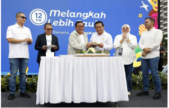 Ketua DPRD DKI Jakarta Khoirudin mengapresiasi atas capaian PT. TransJakarta yang telah memaksimalkan pelayanan terhadap masyarakat di bidang transportasi publik. Demikian ungkap Khoirudin usai menghadiri perayaan hari jadi PT. TransJakarta ke-12 tahun di Halte Transjakarta Tosari, Menteng, Jakarta Pusat, Jumat (27/3). “TransJakarta, bus yang melayani warga Jakarta dengan jangkauannya sudah 92 persen. Saya apresiasi karena dari sisi sarana infrastruktur di dunia punya ranking ke-17,” ujar Khoirudin. Ia juga menyampaikan, Pemprov DKI Jakarta telah memberikan investasi besar melalui subsidi transportasi. Tentu hal itu memberikan dampak ekonomi yang cukup signifikan bagi warga Jakarta. Ketua DPRD DKI Jakarta Khoirudin. (dok.DDJP) Alokasi anggaran Public Service Obligation (PSO) sebesar Rp4,8 triliun untuk TransJakarta merupakan langkah tepat untuk meringankan beban ekonomi masyarakat. “DPRD dengan hak anggarannya tidak rugi, tidak merasa kehilangan dengan pemberian PSO Rp4,8 triliun karena setiap Rp1 triliunnya ada dampak ekonominya Rp3,2 triliun,” ungkap dia. Dana tersebut merupakan bentuk pengembalian pajak warga kepada Pemprov DKI Jakarta. Karena itu, warga berhak mendapatkan manfaat dan kualitas pelayanan yang layak. Menurut Khoirudin, prestasi tersebut TransJakarta tak lepas dari fondasi kuat yang dibangun oleh kepemimpinan sebelumnya. Termasuk kinerja nyata jajaran pimpinan terkini. “Saya pikir Rp4,8 (triliun) angka yang tidak terlalu besar karena masyarakat telah membayar pajak Rp55 triliun. Kita balikkan ke masyarakat dalam bentuk pengurangan biaya transportasi,” tandas dia. Selain itu, Khoirudin menyoroti belum maksimalnya pemerataan layanan moda MikroTrans. Masih terdapat wilayah permukiman penduduk yang belum tersentuh rute transportasi publik. “Masih ada bolong-bolong wilayah Jakarta yang belum tersentuh layanan TransJakarta, ini MikroTrans. Masih banyak trayek masuk ke lingkungan yang belum dibuka,” ungkap Khoirudin. Untuk itu, ia meminta agar perluasan trayek segera terwujud demi asas keadilan bagi seluruh warga Jakarta. “Angkutan umum adalah hak masyarakat,” pungkas Khoirudin. (apn/df)