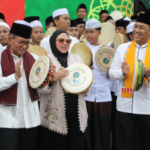 Kick Off Jakarta Ramadan Festival di Bundaran HI February 27, 2026 6:13 pm Wakil Ketua DPRD DKI Jakarta Rany Mauliani mendampingi Gubernur DKI Jakarta Pramono Anung menghadiri Kick Off Jakarta Ramadan Festival yang digelar di Bundaran HI, Jakarta Pusat. Kegiatan tersebut menjadi pembuka rangkaian acara Ramadan oleh Pemprov DKI Jakarta menyemarakkan bulan suci. Sekaligus memberikan ruang hiburan, belanja, dan rekreasi bagi warga ibukota. Usai berkeliling dan menyaksikan penampilan 1.300 pemain alat musik rebana, Rany mengapresiasi suasana dan konsep acara yang mampu menghadirkan nuansa kebersamaan sepanjang jalan Bundaran HI. “Seru banget, jadi vibes-nya hangat. Pemprov dan seluruh jajarannya luar biasa. Suasana Ramadannya berbeda bangat dan keren,” ujar Rany, Jumat (27/2). Menurut dia, Jakarta Ramadan Festival sangat bagus. Memberikan alternatif bagi warga Jakarta untuk menikmati momentum Ramadan. Tanpa harus keluar kota. “Jadi, keluarga punya pilihan untuk bisa tetap healing di kotanya sendiri,” kata Rany. Kegiatan itu, kata dia, merupakan bentuk apresiasi Pemprov DKI Jakarta kepada warga. “Untuk bisa tetap menyambut Ramadan dan Idul Fitri dengan penuh sukacita,” tutur Rany. Dari sisi ekonomi, lanjut dia, kegiatan itu bermanfaat bagi semua pihak. Baik untuk pembeli maupun penjual. Pembeli mendapat potongan harga (diskon) untuk tempat penginapan dan tempat hiburan. Sedangkan penjual mendapat insentif pajak. Rany berharap, Jakarta Ramadan Festival dapat menjadi agenda tahunan. Memperkuat semangat kebersamaan di bulan suci. Termasuk mendorong perputaran ekonomi lokal dan kenyamanan warga Jakarta dalam menyambut Idul Fitri. “Itu kita perlu support. Semuanya dapat apresiasi dari Pemprov,” pungkas Rany. (gie/df)