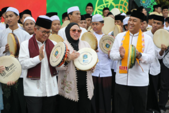 Kick Off Jakarta Ramadan Festival di Bundaran HI February 27, 2026 6:13 pm Wakil Ketua DPRD DKI Jakarta Rany Mauliani mendampingi Gubernur DKI Jakarta Pramono Anung menghadiri Kick Off Jakarta Ramadan Festival yang digelar di Bundaran HI, Jakarta Pusat. Kegiatan tersebut menjadi pembuka rangkaian acara Ramadan oleh Pemprov DKI Jakarta menyemarakkan bulan suci. Sekaligus memberikan ruang hiburan, belanja, dan rekreasi bagi warga ibukota. Usai berkeliling dan menyaksikan penampilan 1.300 pemain alat musik rebana, Rany mengapresiasi suasana dan konsep acara yang mampu menghadirkan nuansa kebersamaan sepanjang jalan Bundaran HI. “Seru banget, jadi vibes-nya hangat. Pemprov dan seluruh jajarannya luar biasa. Suasana Ramadannya berbeda bangat dan keren,” ujar Rany, Jumat (27/2). Menurut dia, Jakarta Ramadan Festival sangat bagus. Memberikan alternatif bagi warga Jakarta untuk menikmati momentum Ramadan. Tanpa harus keluar kota. “Jadi, keluarga punya pilihan untuk bisa tetap healing di kotanya sendiri,” kata Rany. Kegiatan itu, kata dia, merupakan bentuk apresiasi Pemprov DKI Jakarta kepada warga. “Untuk bisa tetap menyambut Ramadan dan Idul Fitri dengan penuh sukacita,” tutur Rany. Dari sisi ekonomi, lanjut dia, kegiatan itu bermanfaat bagi semua pihak. Baik untuk pembeli maupun penjual. Pembeli mendapat potongan harga (diskon) untuk tempat penginapan dan tempat hiburan. Sedangkan penjual mendapat insentif pajak. Rany berharap, Jakarta Ramadan Festival dapat menjadi agenda tahunan. Memperkuat semangat kebersamaan di bulan suci. Termasuk mendorong perputaran ekonomi lokal dan kenyamanan warga Jakarta dalam menyambut Idul Fitri. “Itu kita perlu support. Semuanya dapat apresiasi dari Pemprov,” pungkas Rany. (gie/df)
