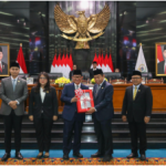 Rapat Paripurna Dua Ranperda, Khoirudin: Ditunggu Masyarakat March 2, 2026 12:01 pm DPRD DKI Jakarta menggelar Rapat Paripurna dengan agenda penyampaian pidato Gubernur DKI Jakarta terhadap dua Rancangan Peraturan Daerah (Ranperda), Senin (2/3). Yaitu, Ranperda Pembangunan Keluarga dan Ranperda tentang Lingkungan Hidup. Ketua DPRD DKI Jakarta Khoirudin memimpin rapat paripurna bersama Wakil Ketua DPRD DKI Ima Mahdiah, Wibi Andrino, serta Basri Baco. Khoirudin menyatakan, masyarakat menanti kedua regulasi tersebut. Sebab, menyangkut ketahanan keluarga dan keberlanjutan lingkungan. “Insyaallah, dua Perda itu ditunggu masyarakat,” ujar Khoirudin usai memimpin rapat paripurna. Khoirudin menjelaskan, Ranperda Pembangunan Keluarga bertujuan menjamin ketahanan keluarga sebagai fondasi utama kehidupan sosial. “Benteng utama dalam bermasyarakat,” ucap Khoirudin. Sementara itu, Ranperda tentang Lingkungan Hidup menjadi instrumen untuk menjaga keseimbangan antara manusia dan alam. “Lingkungan menjadi kewajiban kita bersama untuk kita lindungi agar ada kesesuaian antara manusia dan lingkungan hidup,” tegas Khoirudin. Khoirudin berharap, pembahasan kedua Ranperda berjalan optimal hingga penetapan menjadi peraturan daerah. (gie/all/df)