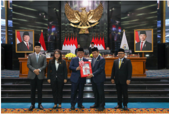 Rapat Paripurna Dua Ranperda, Khoirudin: Ditunggu Masyarakat March 2, 2026 12:01 pm DPRD DKI Jakarta menggelar Rapat Paripurna dengan agenda penyampaian pidato Gubernur DKI Jakarta terhadap dua Rancangan Peraturan Daerah (Ranperda), Senin (2/3). Yaitu, Ranperda Pembangunan Keluarga dan Ranperda tentang Lingkungan Hidup. Ketua DPRD DKI Jakarta Khoirudin memimpin rapat paripurna bersama Wakil Ketua DPRD DKI Ima Mahdiah, Wibi Andrino, serta Basri Baco. Khoirudin menyatakan, masyarakat menanti kedua regulasi tersebut. Sebab, menyangkut ketahanan keluarga dan keberlanjutan lingkungan. “Insyaallah, dua Perda itu ditunggu masyarakat,” ujar Khoirudin usai memimpin rapat paripurna. Khoirudin menjelaskan, Ranperda Pembangunan Keluarga bertujuan menjamin ketahanan keluarga sebagai fondasi utama kehidupan sosial. “Benteng utama dalam bermasyarakat,” ucap Khoirudin. Sementara itu, Ranperda tentang Lingkungan Hidup menjadi instrumen untuk menjaga keseimbangan antara manusia dan alam. “Lingkungan menjadi kewajiban kita bersama untuk kita lindungi agar ada kesesuaian antara manusia dan lingkungan hidup,” tegas Khoirudin. Khoirudin berharap, pembahasan kedua Ranperda berjalan optimal hingga penetapan menjadi peraturan daerah. (gie/all/df)