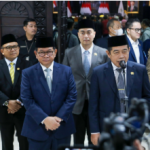 Ranperda Pembangunan Keluarga Selaras Visi Jakarta Kota Global March 2, 2026 12:33 pm Gubernur DKI Jakarta Pramono Anung menyampaikan Rancangan Peraturan Daerah (Ranperda) tentang Pembangunan Keluarga dalam Rapat Paripurna DPRD DKI Jakarta, Senin (2/3). Ranperda tersebut sebagai bagian dari upaya mewujudkan visi Jakarta sebagai kota global dan pusat perekonomian yang berdaya saing, berkelanjutan, serta menyejahterakan seluruh warga. Dalam pidatonya, Pramono menegaskan, pembangunan keluarga menjadi bagian yang tidak terpisahkan dari visi dan misi pembangunan daerah. “Peningkatan kualitas kehidupan masyarakat melalui pembangunan keluarga menjadi bagian yang tidak terpisahkan. Keluarga merupakan fondasi utama dalam pembangunan sosial,” ujar Pramono. Pramono menjelaskan, keluarga merupakan unit terkecil dalam struktur sosial. Bahkan, aktor utama dalam membangun ketahanan sosial dan keberlanjutan pembangunan. “Pembangunan keluarga menjadi investasi jangka panjang bagi Jakarta yang tengah bertransformasi sebagai kota global,” jelas Pramono. Pramono memaparkan, pengajuan Ranperda tersebut berlandaskan empat pertimbangan utama. Pertama, pertimbangan yuridis yang merujuk pada Undang-Undang Nomor 52 Tahun 2009 tentang Perkembangan Kependudukan dan Pembangunan Keluarga yang mengamanatkan pemerintah daerah menyelenggarakan pembangunan keluarga melalui Peraturan Daerah. Kedua, pertimbangan sosiologis. Pramono menyebut capaian Indeks Pembangunan Kualitas Keluarga (IPKK) DKI Jakarta menunjukkan tren peningkatan. Namun, masih berada di bawah rata-rata nasional sehingga diperlukan langkah yang lebih sistematis. “Upaya yang lebih sistematis diperlukan untuk meningkatkan kualitas pembangunan keluarga pada aspek kesejahteraan, ketahanan, maupun partisipasi keluarga,” ujar Pramono. Ketiga, kebutuhan transformasi Jakarta sebagai kota global yang menuntut peningkatan kualitas sumber daya manusia dan ketahanan sosial. “Pembangunan keluarga menjadi bagian integral dalam membentuk generasi yang adaptif terhadap dinamika perkotaan dan perkembangan global,” jelas Pramono. Keempat, pertimbangan tata kelola. Pramono menilai kebijakan pembangunan keluarga selama itu masih bersifat sektoral dan terfragmentasi sehingga perlu pendekatan yang lebih terintegrasi. “Permasalahan keluarga mencakup seluruh siklus kehidupan. Namun penanganannya masih terfragmentasi dan belum berorientasi pada peningkatan kesejahteraan, ketahanan, dan partisipasi keluarga,” tegas Pramono. Ranperda tersebut bertujuan mewujudkan keluarga berkualitas yang mampu memenuhi kebutuhan fisik, material, serta mental spiritual secara seimbang agar fungsi keluarga berjalan optimal. “Ranperda ini bertujuan mewujudkan keluarga yang berkualitas dalam memenuhi kebutuhan fisik, material, serta mental spiritual secara seimbang,” tutur dia. Selain itu, regulasi tersebut diarahkan untuk memperkuat harmonisasi dan sinkronisasi pembangunan keluarga di lingkungan Pemerintah Provinsi DKI Jakarta bersama para pemangku kepentingan. “Ranperda ini juga bertujuan memperkuat harmonisasi dan sinkronisasi upaya pembangunan keluarga di lingkungan Pemerintah Provinsi DKI Jakarta bersama seluruh pemangku kepentingan,” papar Pramono. Program pembangunan keluarga dalam Ranperda tersebut menitikberatkan pada pembinaan dan optimalisasi fungsi keluarga, integrasi lintas sektor, perlindungan dan intervensi bagi keluarga rentan, program pencegahan, penanganan dan rehabilitasi, penguatan nilai karakter, tata kelola berbasis data, penguatan kelembagaan, serta evaluasi berkelanjutan. Melalui Ranperda tersebut, Pemerintah Provinsi DKI Jakarta menempatkan pembangunan keluarga sebagai fondasi transformasi kota agar kebijakan pembangunan berjalan selaras dengan visi Jakarta sebagai kota global yang inklusif dan berdaya saing. (all/df)