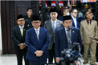 Ranperda Pembangunan Keluarga Selaras Visi Jakarta Kota Global March 2, 2026 12:33 pm Gubernur DKI Jakarta Pramono Anung menyampaikan Rancangan Peraturan Daerah (Ranperda) tentang Pembangunan Keluarga dalam Rapat Paripurna DPRD DKI Jakarta, Senin (2/3). Ranperda tersebut sebagai bagian dari upaya mewujudkan visi Jakarta sebagai kota global dan pusat perekonomian yang berdaya saing, berkelanjutan, serta menyejahterakan seluruh warga. Dalam pidatonya, Pramono menegaskan, pembangunan keluarga menjadi bagian yang tidak terpisahkan dari visi dan misi pembangunan daerah. “Peningkatan kualitas kehidupan masyarakat melalui pembangunan keluarga menjadi bagian yang tidak terpisahkan. Keluarga merupakan fondasi utama dalam pembangunan sosial,” ujar Pramono. Pramono menjelaskan, keluarga merupakan unit terkecil dalam struktur sosial. Bahkan, aktor utama dalam membangun ketahanan sosial dan keberlanjutan pembangunan. “Pembangunan keluarga menjadi investasi jangka panjang bagi Jakarta yang tengah bertransformasi sebagai kota global,” jelas Pramono. Pramono memaparkan, pengajuan Ranperda tersebut berlandaskan empat pertimbangan utama. Pertama, pertimbangan yuridis yang merujuk pada Undang-Undang Nomor 52 Tahun 2009 tentang Perkembangan Kependudukan dan Pembangunan Keluarga yang mengamanatkan pemerintah daerah menyelenggarakan pembangunan keluarga melalui Peraturan Daerah. Kedua, pertimbangan sosiologis. Pramono menyebut capaian Indeks Pembangunan Kualitas Keluarga (IPKK) DKI Jakarta menunjukkan tren peningkatan. Namun, masih berada di bawah rata-rata nasional sehingga diperlukan langkah yang lebih sistematis. “Upaya yang lebih sistematis diperlukan untuk meningkatkan kualitas pembangunan keluarga pada aspek kesejahteraan, ketahanan, maupun partisipasi keluarga,” ujar Pramono. Ketiga, kebutuhan transformasi Jakarta sebagai kota global yang menuntut peningkatan kualitas sumber daya manusia dan ketahanan sosial. “Pembangunan keluarga menjadi bagian integral dalam membentuk generasi yang adaptif terhadap dinamika perkotaan dan perkembangan global,” jelas Pramono. Keempat, pertimbangan tata kelola. Pramono menilai kebijakan pembangunan keluarga selama itu masih bersifat sektoral dan terfragmentasi sehingga perlu pendekatan yang lebih terintegrasi. “Permasalahan keluarga mencakup seluruh siklus kehidupan. Namun penanganannya masih terfragmentasi dan belum berorientasi pada peningkatan kesejahteraan, ketahanan, dan partisipasi keluarga,” tegas Pramono. Ranperda tersebut bertujuan mewujudkan keluarga berkualitas yang mampu memenuhi kebutuhan fisik, material, serta mental spiritual secara seimbang agar fungsi keluarga berjalan optimal. “Ranperda ini bertujuan mewujudkan keluarga yang berkualitas dalam memenuhi kebutuhan fisik, material, serta mental spiritual secara seimbang,” tutur dia. Selain itu, regulasi tersebut diarahkan untuk memperkuat harmonisasi dan sinkronisasi pembangunan keluarga di lingkungan Pemerintah Provinsi DKI Jakarta bersama para pemangku kepentingan. “Ranperda ini juga bertujuan memperkuat harmonisasi dan sinkronisasi upaya pembangunan keluarga di lingkungan Pemerintah Provinsi DKI Jakarta bersama seluruh pemangku kepentingan,” papar Pramono. Program pembangunan keluarga dalam Ranperda tersebut menitikberatkan pada pembinaan dan optimalisasi fungsi keluarga, integrasi lintas sektor, perlindungan dan intervensi bagi keluarga rentan, program pencegahan, penanganan dan rehabilitasi, penguatan nilai karakter, tata kelola berbasis data, penguatan kelembagaan, serta evaluasi berkelanjutan. Melalui Ranperda tersebut, Pemerintah Provinsi DKI Jakarta menempatkan pembangunan keluarga sebagai fondasi transformasi kota agar kebijakan pembangunan berjalan selaras dengan visi Jakarta sebagai kota global yang inklusif dan berdaya saing. (all/df)