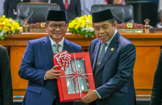 Ranperda RPPLH, Pembangunan Berpihak pada Kelestarian Hidup March 2, 2026 1:12 pm DPRD DKI Jakarta mendengarkan penyampaian pidato Gubernur DKI Jakarta terhadap Rancangan Peraturan Daerah (Ranperda) tentang Rencana Perlindungan dan Pengelolaan Lingkungan Hidup (RPPLH) dalam Rapat Paripurna. Penyampaian pidato tersebut merupakan bagian dari tahapan pembahasan Ranperda RPPLH yang menjadi pedoman perlindungan dan pengelolaan lingkungan hidup di tingkat Provinsi DKI Jakarta. Gubernur DKI Jakarta Pramono Anung Wibowo menjelaskan, penyusunan RPPLH merupakan kewajiban pemerintah daerah sebagaimana diamanatkan dalam peraturan perundang-undangan. “RPPLH disusun sebagai dokumen perencanaan jangka panjang selama 30 tahun yang menjadi pedoman dalam perlindungan dan pengelolaan lingkungan hidup,” ujar Pram, Senin (2/3). Lebih lanjut disampaikan, dokumen RPPLH menjadi landasan integrasi kebijakan pembangunan dan penataan ruang agar setiap proses pembangunan tetap berpihak pada kelestarian lingkungan hidup. “Dokumen ini memastikan setiap proses pembangunan berpihak pada kelestarian lingkungan,” kata Pram. Dalam Ranperda tersebut juga ditetapkan visi RPPLH Provinsi DKI Jakarta, yakni lingkungan hidup yang aman, sehat, dan serkelanjutan menuju Kota Global untuk semua. Maka, untuk mewujudkan visi tersebut, RPPLH menetapkan tiga sasaran utama, yaitu peningkatan mutu lingkungan hidup, penguatan komponen daya dukung dan daya tampung lingkungan hidup, serta peningkatan kelimpahan aset keanekaragaman hayati. “Dalam penyusunan RPPLH telah ditetapkan skenario optimis sebagai sasaran akhir hingga 30 tahun ke depan,” ucap Pram. Skenario tersebut dipilih sebagai bentuk komitmen kuat dalam mendukung transformasi Jakarta menjadi Kota Global yang berkelanjutan dan memiliki ketahanan lingkungan yang tinggi melalui tahapan pembangunan yang progresif. Menutup penyampaiannya, ia berharap agar Ranperda RPPLH dapat dibahas secara komprehensif oleh DPRD. “Eksekutif berharap, penjelasan ini dapat membantu pembahasan pada rapat Fraksi dan Komisi, sehingga dewan dapat mempertimbangkan dengan seksama Ranperda dimaksud dan dapat disetujui menjadi Perda,” tutur Pram. Di kesempatan itu, Ketua DPRD DKI Jakarta Khoirudin menyatakan, DPRD melalui sembilan fraksi akan segera mendalami dan mencermati penjelasan gubernur. Kemudian, merangkumnya menjadi bahan pandangan umum fraksi-fraksi. “Insyaallah, hasilnya akan disampaikan dalam Rapat Paripurna DPRD pada hari Senin 9 Maret 2026 Pukul 10.00 WIB,” tandas Khoirudin. (gie/df)