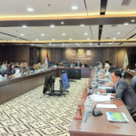 Komisi B DPRD DKI Bahas Pra-RKPD 2027 March 2, 2026 2:31 pm Komisi B DPRD DKI Jakarta menggelar rapat kerja bersama eksekutif dalam rangka pembahasan Pra-Rencana Kerja Pemerintah Daerah (Pra-RKPD) DKI Jakarta tahun 2027, Senin (2/3). Ketua Komisi B Nova Harivan Paloh memimpin rapat didampingi Wakil Ketua Komisi B Wahyu Dewanto dan Sekretaris Komisi B Hengky Wijaya. Hadir Anggota Komisi B M. Taufik Zoelkifli, Ade Suherman, Wa Ode Herlina, Ryan Kurnia Ar Rahman, Jupiter, Ahmad Moetaba, Nur Afni Sajim, Francine Eustacia dan Pandapotan Sinaga. Nova menegaskan, sangat penting menetapkan skala prioritas pembangunan berdasarkan aspirasi masyarakat. Baik melalui reses maupun Musyawarah Perencanaan Pembangunan (Musrenbang). “Ada beberapa hal yang mungkin menjadi prioritas kita terkait Pra-RKPD berdasarkan reses, Musrenbang yang mejadi prioritas kita terkait pembangunan ke depan,” ujar Nova saat memimpin rapat. Hadir jajaran eksekutif. Antara lain, Asisten Perekonomian dan Keuangan Sekretaris Daerah Provinsi DKI Jakarta Suharini Eliawati, Dinas Perhubungan, Dinas Ketahanan Pangan Kelautan dan Pertanian. Terdapat pula Dinas Tenaga Kerja Transmigrasi dan Energi , Dinas Perindustrian Perdagangan Koperasi Usaha Kecil dan Menengah, Dinas Pariwisata dan Ekonomi Kreatif, Dinas Penanaman Modal dan PTSP DKI Jakarta. Lalu, Badan Pembinaan BUMD, Badan Pelayanan Pengadaan Barang dan Jasa, Biro Perekonomian Setda dan Biro Kerjasama Daerah Setda akan memaparkan Pra-RKPD DKI Jakarta 2027. Pembahasan Pra-RKPD ini menjadi tahapan penting dalam merumuskan arah pembangunan Jakarta ke depan. Khususnya pada sektor perekonomian, ketahanan pangan, perindustrian, hingga investasi daerah. (yla/df)