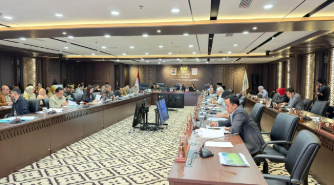 Komisi B DPRD DKI Bahas Pra-RKPD 2027 March 2, 2026 2:31 pm Komisi B DPRD DKI Jakarta menggelar rapat kerja bersama eksekutif dalam rangka pembahasan Pra-Rencana Kerja Pemerintah Daerah (Pra-RKPD) DKI Jakarta tahun 2027, Senin (2/3). Ketua Komisi B Nova Harivan Paloh memimpin rapat didampingi Wakil Ketua Komisi B Wahyu Dewanto dan Sekretaris Komisi B Hengky Wijaya. Hadir Anggota Komisi B M. Taufik Zoelkifli, Ade Suherman, Wa Ode Herlina, Ryan Kurnia Ar Rahman, Jupiter, Ahmad Moetaba, Nur Afni Sajim, Francine Eustacia dan Pandapotan Sinaga. Nova menegaskan, sangat penting menetapkan skala prioritas pembangunan berdasarkan aspirasi masyarakat. Baik melalui reses maupun Musyawarah Perencanaan Pembangunan (Musrenbang). “Ada beberapa hal yang mungkin menjadi prioritas kita terkait Pra-RKPD berdasarkan reses, Musrenbang yang mejadi prioritas kita terkait pembangunan ke depan,” ujar Nova saat memimpin rapat. Hadir jajaran eksekutif. Antara lain, Asisten Perekonomian dan Keuangan Sekretaris Daerah Provinsi DKI Jakarta Suharini Eliawati, Dinas Perhubungan, Dinas Ketahanan Pangan Kelautan dan Pertanian. Terdapat pula Dinas Tenaga Kerja Transmigrasi dan Energi , Dinas Perindustrian Perdagangan Koperasi Usaha Kecil dan Menengah, Dinas Pariwisata dan Ekonomi Kreatif, Dinas Penanaman Modal dan PTSP DKI Jakarta. Lalu, Badan Pembinaan BUMD, Badan Pelayanan Pengadaan Barang dan Jasa, Biro Perekonomian Setda dan Biro Kerjasama Daerah Setda akan memaparkan Pra-RKPD DKI Jakarta 2027. Pembahasan Pra-RKPD ini menjadi tahapan penting dalam merumuskan arah pembangunan Jakarta ke depan. Khususnya pada sektor perekonomian, ketahanan pangan, perindustrian, hingga investasi daerah. (yla/df)