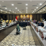 Pra-RKPD 2027, Subki Berharap Usulan Warga Terealisasi March 2, 2026 3:02 pm Komisi E DPRD DKI Jakarta menggelar rapat bersama eksekutif membahas Pra-RKPD (Rencana Kerja Pembangunan Daerah) Tahun 2027, Senin (2/3). Ketua Komisi E Muhammad Subki memimpin rapat bersama Wakil Ketua Komisi E Agustina Hermanto dan Sekretaris Komisi E Justin Adrian. Hadir Anggota Komisi E Chicha Koeswoyo, Ramly Hi Muhammad, Solikhah, Dina Masyusin, Gozi Zulazmi, Fatimah Tania Nadira Alatas, Yudha Permana, Imamuddin, Dian Pratama, Elva Farhi Qolbina, Anggi Arando Siregar, dan Raden Gusti Arief Yulifard. Subki menegaskan, pembahasan Pra-RKPD Tahun 2027 menampung seluruh usulan dari legislator. Termasuk menyelaraskan hasil musyawarah perencanaan pembangunan (Musrenbang). “Semoga program tahun 2027 seluruh usulan warga dapat dilaksanakan,” ujar Subki. Sementara eksekutif yang hadir dipimpin oleh Asisten Kesejahteraan Rakyat Setda DKI Jakarta Ali Maulana Hakim, Kepala Dinas Kesehatan (Dinkes) DKI Jakarta Ani Ruspitawati, dan Kepala Biro Kesejahteraan Sosial Setda DKI Jakarta Sugih Ilman. Kegiatan tersebut mengacu pada Surat Nomor 263/RB.02.03 yang ditandatangani Ketua DPRD DKI Jakarta Khoirudin. (apn/df)