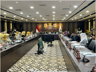 Pra-RKPD 2027, Subki Berharap Usulan Warga Terealisasi March 2, 2026 3:02 pm Komisi E DPRD DKI Jakarta menggelar rapat bersama eksekutif membahas Pra-RKPD (Rencana Kerja Pembangunan Daerah) Tahun 2027, Senin (2/3). Ketua Komisi E Muhammad Subki memimpin rapat bersama Wakil Ketua Komisi E Agustina Hermanto dan Sekretaris Komisi E Justin Adrian. Hadir Anggota Komisi E Chicha Koeswoyo, Ramly Hi Muhammad, Solikhah, Dina Masyusin, Gozi Zulazmi, Fatimah Tania Nadira Alatas, Yudha Permana, Imamuddin, Dian Pratama, Elva Farhi Qolbina, Anggi Arando Siregar, dan Raden Gusti Arief Yulifard. Subki menegaskan, pembahasan Pra-RKPD Tahun 2027 menampung seluruh usulan dari legislator. Termasuk menyelaraskan hasil musyawarah perencanaan pembangunan (Musrenbang). “Semoga program tahun 2027 seluruh usulan warga dapat dilaksanakan,” ujar Subki. Sementara eksekutif yang hadir dipimpin oleh Asisten Kesejahteraan Rakyat Setda DKI Jakarta Ali Maulana Hakim, Kepala Dinas Kesehatan (Dinkes) DKI Jakarta Ani Ruspitawati, dan Kepala Biro Kesejahteraan Sosial Setda DKI Jakarta Sugih Ilman. Kegiatan tersebut mengacu pada Surat Nomor 263/RB.02.03 yang ditandatangani Ketua DPRD DKI Jakarta Khoirudin. (apn/df)