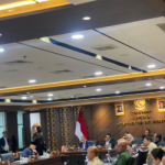 Prioritas Penanganan Banjir March 2, 2026 6:09 pm Komisi D DPRD DKI Jakarta menajamankan prioritas penanganan banjir di tahun 2027. Demikian ungkap Wakil Ketua DPRD Wibi Andrino dalam rapat kerja pembahasan Pra Rencana Kerja Pemerintah Daerah (Pra RKPD) DKI Jakarta Tahun 2027 bersama Dinas Sumber Daya Air (SDA). Wibi menyampaikan, forum Pra RKPD tidak boleh sekadar menghasilkan daftar kegiatan. Namun, harus mampu menunjukkan hasil nyata yang selaras dengan arah pembangunan daerah. “Forum RKPD ini bukan hanya mencari suatu output, tapi lebih kepada outcome. Hasil-hasil kerja tahun ini yang memang sudah sinkron dengan RPJMD,” ujar Koordinator Komisi D itu, Senin (2/3). Menurut dia, penyusunan program harus memiliki target yang realistis dan berangkat dari kebutuhan riil masyarakat. Karena itu, usulan dari bawah melalui Musyawarah Perencanaan Pembangunan (Musrenbang) dan hasil reses menjadi landasan penting dalam perencanaan. “Tahun ini kita harus punya satu target realistis, harapan kita program-program ke depan yang juga memperhatikan usulan rill dari bawah (masyarakat -Red),” kata Wibi. Ia menegaskan, forum Pra RKPD memiliki posisi strategis sebagai penghubung antara aspirasi masyarakat dan kebijakan pemerintah daerah. Dalam pembahasan tersebut, secara tegas ia menekankan persoalan banjir sebagai isu paling prioritas yang harus dijawab secara konkret dalam RKPD mendatang. “Poin pentingnya yang ingin kita lihat adalah secara realistis, isu yang paling prioritas adalah banjir,” tutur Wibi. Selain perencanaan ke depan, ia juga menyoroti pentingnya evaluasi menyeluruh terhadap program yang telah berjalan, maupun program yang tidak berjalan optimal atau mengalami hambatan. Melalui forum Pra RKPD ini, ia berharap perencanaan pembangunan tidak hanya terencana dengan baik, tetapi juga mampu menjawab persoalan banjir secara terukur dan berkelanjutan. “Harus ada juga bentuk evaluasi kita pada program tahun kemarin yang tidak berjalan sesuai rencana, atau program yang sudah sesuai rencana namun terhambat,” kata Wibi. Sementara, Kepala Dinas Sumber Daya Air Ika Agustin Ningrum menjelaskan, ada beberapa kegiatan yang akan dilakukan Dinas SDA di tahun 2027 sebagai upaya penanganan banjir. “Kita akan melakukan pembangunan polder atau sistem pompa, pembangunan waduk, situ, ataupun embung, pembangunan prasarana sungai, pembangunan tanggul pantai dan breakwater, pembangunan saluran PHB dan saluran mikro, serta pembangunan SPALD skala terpusat,” pungkas Ika. (gie/df)