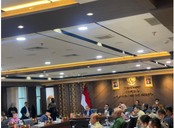 Prioritas Penanganan Banjir March 2, 2026 6:09 pm Komisi D DPRD DKI Jakarta menajamankan prioritas penanganan banjir di tahun 2027. Demikian ungkap Wakil Ketua DPRD Wibi Andrino dalam rapat kerja pembahasan Pra Rencana Kerja Pemerintah Daerah (Pra RKPD) DKI Jakarta Tahun 2027 bersama Dinas Sumber Daya Air (SDA). Wibi menyampaikan, forum Pra RKPD tidak boleh sekadar menghasilkan daftar kegiatan. Namun, harus mampu menunjukkan hasil nyata yang selaras dengan arah pembangunan daerah. “Forum RKPD ini bukan hanya mencari suatu output, tapi lebih kepada outcome. Hasil-hasil kerja tahun ini yang memang sudah sinkron dengan RPJMD,” ujar Koordinator Komisi D itu, Senin (2/3). Menurut dia, penyusunan program harus memiliki target yang realistis dan berangkat dari kebutuhan riil masyarakat. Karena itu, usulan dari bawah melalui Musyawarah Perencanaan Pembangunan (Musrenbang) dan hasil reses menjadi landasan penting dalam perencanaan. “Tahun ini kita harus punya satu target realistis, harapan kita program-program ke depan yang juga memperhatikan usulan rill dari bawah (masyarakat -Red),” kata Wibi. Ia menegaskan, forum Pra RKPD memiliki posisi strategis sebagai penghubung antara aspirasi masyarakat dan kebijakan pemerintah daerah. Dalam pembahasan tersebut, secara tegas ia menekankan persoalan banjir sebagai isu paling prioritas yang harus dijawab secara konkret dalam RKPD mendatang. “Poin pentingnya yang ingin kita lihat adalah secara realistis, isu yang paling prioritas adalah banjir,” tutur Wibi. Selain perencanaan ke depan, ia juga menyoroti pentingnya evaluasi menyeluruh terhadap program yang telah berjalan, maupun program yang tidak berjalan optimal atau mengalami hambatan. Melalui forum Pra RKPD ini, ia berharap perencanaan pembangunan tidak hanya terencana dengan baik, tetapi juga mampu menjawab persoalan banjir secara terukur dan berkelanjutan. “Harus ada juga bentuk evaluasi kita pada program tahun kemarin yang tidak berjalan sesuai rencana, atau program yang sudah sesuai rencana namun terhambat,” kata Wibi. Sementara, Kepala Dinas Sumber Daya Air Ika Agustin Ningrum menjelaskan, ada beberapa kegiatan yang akan dilakukan Dinas SDA di tahun 2027 sebagai upaya penanganan banjir. “Kita akan melakukan pembangunan polder atau sistem pompa, pembangunan waduk, situ, ataupun embung, pembangunan prasarana sungai, pembangunan tanggul pantai dan breakwater, pembangunan saluran PHB dan saluran mikro, serta pembangunan SPALD skala terpusat,” pungkas Ika. (gie/df)