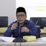 Tingkatkan Mutu Layanan Kesehatan dan Kemudahan Akses BPJS March 2, 2026 6:25 pm Komisi E DPRD DKI Jakarta mendorong Dinas Kesehatan DKI Jakarta agar meningkatkan mutu pelayanan kesehatan di masing-masing rumah sakit umum daerah (RSUD). Mendukung penuh kemudahan akses Badan Penyelenggara Jaminan Sosial (BPJS) Kesehatan. Demikian ungkap Ketua Komisi E Muhammad Subki usai rapat pembahasan Pra-RKPD (Rencana Kerja Pembangunan Daerah) 2027 bersama Dinas Kesehatan, Senin (2/3). Menurut Subki, kelengkapan fasilitas medis merupakan kunci utama mempermudah akses kesehatan masyarakat. Pelayanan dapat terwujud secara optimal dengan sarana dan prasarana memadai. “Kita ingin pastikan semua sarana bisa dilengkapi dengan sebaik-baiknya, karena kalau sarananya lengkap, pelayanan akan lebih baik dan lebih mudah,” ujar Subki di Gedung DPRD DKI Jakarta. Ketua Komisi E DPRD DKI Jakarta Muhammad Subki. (dok.DDJP) Untuk itu, Subki menekankan agar Dinas Kesehatan mengubah pola pelayanan tenaga kesehatan untuk warga. Sebab, masih banyak aduan warga yang tak terlayani secara ramah. “Skema pelayanan harus lebih ramah dan lebih baik. Sehingga masyarakat tuh terlayani dengan memuaskan,” kata Subki. Selain itu, Subki menyoroti kesulitas warga mengakses pelayanan BPJS Kesehatan. Meskipun Dinas Kesehatan memastikan kelonggaran pelayanan medis bagi warga pemilik KTP DKI Jakarta. “Tadi Dinkes mengatakan kalau memang dia warga DKI. Bisa dengan KTP saja sudah bisa mendapatkan pelayanan,” ungkap dia. Karena itu, Subki mengimbau warga tidak abai mengurus kepesertaan BPJS Kesehatan. Termasuk melapor ke fasilitas kesehatan terdekat bila status BPJS sudah nonaktif. “Bukan berarti masyarakat tidak harus punya BPJS. Kalau sudah tidak punya BPJS dan tidak berlaku, segera diurus. Datang ke Puskesmas, apa susahnya,” pungkas Subki. (all/df)
