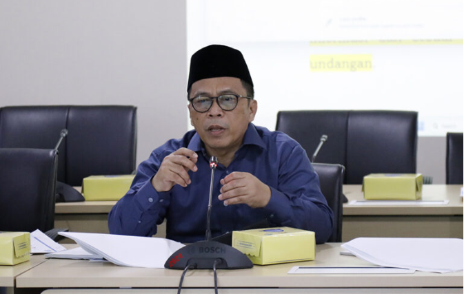 Tingkatkan Mutu Layanan Kesehatan dan Kemudahan Akses BPJS March 2, 2026 6:25 pm Komisi E DPRD DKI Jakarta mendorong Dinas Kesehatan DKI Jakarta agar meningkatkan mutu pelayanan kesehatan di masing-masing rumah sakit umum daerah (RSUD). Mendukung penuh kemudahan akses Badan Penyelenggara Jaminan Sosial (BPJS) Kesehatan. Demikian ungkap Ketua Komisi E Muhammad Subki usai rapat pembahasan Pra-RKPD (Rencana Kerja Pembangunan Daerah) 2027 bersama Dinas Kesehatan, Senin (2/3). Menurut Subki, kelengkapan fasilitas medis merupakan kunci utama mempermudah akses kesehatan masyarakat. Pelayanan dapat terwujud secara optimal dengan sarana dan prasarana memadai. “Kita ingin pastikan semua sarana bisa dilengkapi dengan sebaik-baiknya, karena kalau sarananya lengkap, pelayanan akan lebih baik dan lebih mudah,” ujar Subki di Gedung DPRD DKI Jakarta. Ketua Komisi E DPRD DKI Jakarta Muhammad Subki. (dok.DDJP) Untuk itu, Subki menekankan agar Dinas Kesehatan mengubah pola pelayanan tenaga kesehatan untuk warga. Sebab, masih banyak aduan warga yang tak terlayani secara ramah. “Skema pelayanan harus lebih ramah dan lebih baik. Sehingga masyarakat tuh terlayani dengan memuaskan,” kata Subki. Selain itu, Subki menyoroti kesulitas warga mengakses pelayanan BPJS Kesehatan. Meskipun Dinas Kesehatan memastikan kelonggaran pelayanan medis bagi warga pemilik KTP DKI Jakarta. “Tadi Dinkes mengatakan kalau memang dia warga DKI. Bisa dengan KTP saja sudah bisa mendapatkan pelayanan,” ungkap dia. Karena itu, Subki mengimbau warga tidak abai mengurus kepesertaan BPJS Kesehatan. Termasuk melapor ke fasilitas kesehatan terdekat bila status BPJS sudah nonaktif. “Bukan berarti masyarakat tidak harus punya BPJS. Kalau sudah tidak punya BPJS dan tidak berlaku, segera diurus. Datang ke Puskesmas, apa susahnya,” pungkas Subki. (all/df)