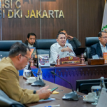Komisi C Pastikan Tujuh Prioritas Pembangunan Selaras RPJMD March 2, 2026 7:08 pm Komisi C DPRD DKI Jakarta menggelar rapat Pra Rencana Kerja Pemerintah Daerah (RKPD) Tahun 2027 bersama sejumlah Badan dan Satuan Kerja Perangkat Daerah (SKPD), Senin (2/3). Rapat tersebut membahas proyeksi program dan kegiatan Tahun 2027 yang bersumber dari aspirasi masyarakat melalui Musyawarah Perencanaan Pembangunan (Musrenbang), reses, maupun usulan langsung kepada perangkat daerah. Dari berbagai SKPD yang memaparkan rencana kerja, Badan Perencanaan Pembangunan Daerah (Bappeda) menjadi salah satu perangkat daerah yang menjelaskan arah kebijakan makro dan prioritas pembangunan Tahun 2027. Sekretaris Komisi C DPRD DKI Jakarta Ismail menyampaikan, pembahasan Pra RKPD menjadi tahap awal untuk memastikan seluruh program berada dalam koridor perencanaan lima tahunan. “Hari ini kita membahas Pra RKPD 2027 untuk mengompilasi kegiatan berbasis aspirasi masyarakat, baik dari Musrenbang maupun reses,” terang Ismail, di Ruang Rapat Komisi C DPRD DKI Jakarta. Dalam paparan tersebut, Bappeda menyampaikan tujuh prioritas pembangunan Tahun 2027 sebagai turunan dari isu strategis daerah, yakni peningkatan modal manusia yang unggul, transformatif, dan berdaya saing. Lalu, penguatan ekonomi Jakarta yang kompetitif dan inovatif. Penciptaan penghidupan masyarakat yang layak dan mandiri. Begitu pula dengan penguatan tata kelola pemerintahan yang adaptif dan responsif. Peningkatan infrastruktur dan fasilitas kota yang andal. Selanjutnya terkait penciptaan ekosistem kota yang berkelanjutan dan berketahanan, serta mobilitas dan aktivitas masyarakat berbasis transit. Sekretaris Bappeda Provinsi DKI Jakarta Budi Setiawan menyampaikan rumusan tersebut disusun berdasarkan tantangan global, nasional, dan regional. “Dari tujuh isu strategis, kami menetapkan tujuh prioritas pembangunan 2027, mulai dari peningkatan modal manusia hingga mobilitas berbasis transit,” jelas Budi. Program tersebut selaras dengan Rencana Pembangunan Jangka Menengah Daerah (RPJMD). Pendalaman teknis pada tahapan pembahasan Kebijakan Umum Anggaran dan Prioritas Plafon Anggaran Sementara (KUA-PPAS) serta Rancangan Anggaran Pendapatan dan Belanja Daerah (RAPBD). “Apa yang disampaikan Bappeda sudah selaras dengan RPJMD. Nanti akan kita perdalam pada pembahasan KUA-PPAS dan RAPBD,” tandas Ismail. (all/df)