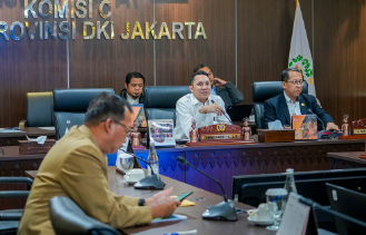 Komisi C Pastikan Tujuh Prioritas Pembangunan Selaras RPJMD March 2, 2026 7:08 pm Komisi C DPRD DKI Jakarta menggelar rapat Pra Rencana Kerja Pemerintah Daerah (RKPD) Tahun 2027 bersama sejumlah Badan dan Satuan Kerja Perangkat Daerah (SKPD), Senin (2/3). Rapat tersebut membahas proyeksi program dan kegiatan Tahun 2027 yang bersumber dari aspirasi masyarakat melalui Musyawarah Perencanaan Pembangunan (Musrenbang), reses, maupun usulan langsung kepada perangkat daerah. Dari berbagai SKPD yang memaparkan rencana kerja, Badan Perencanaan Pembangunan Daerah (Bappeda) menjadi salah satu perangkat daerah yang menjelaskan arah kebijakan makro dan prioritas pembangunan Tahun 2027. Sekretaris Komisi C DPRD DKI Jakarta Ismail menyampaikan, pembahasan Pra RKPD menjadi tahap awal untuk memastikan seluruh program berada dalam koridor perencanaan lima tahunan. “Hari ini kita membahas Pra RKPD 2027 untuk mengompilasi kegiatan berbasis aspirasi masyarakat, baik dari Musrenbang maupun reses,” terang Ismail, di Ruang Rapat Komisi C DPRD DKI Jakarta. Dalam paparan tersebut, Bappeda menyampaikan tujuh prioritas pembangunan Tahun 2027 sebagai turunan dari isu strategis daerah, yakni peningkatan modal manusia yang unggul, transformatif, dan berdaya saing. Lalu, penguatan ekonomi Jakarta yang kompetitif dan inovatif. Penciptaan penghidupan masyarakat yang layak dan mandiri. Begitu pula dengan penguatan tata kelola pemerintahan yang adaptif dan responsif. Peningkatan infrastruktur dan fasilitas kota yang andal. Selanjutnya terkait penciptaan ekosistem kota yang berkelanjutan dan berketahanan, serta mobilitas dan aktivitas masyarakat berbasis transit. Sekretaris Bappeda Provinsi DKI Jakarta Budi Setiawan menyampaikan rumusan tersebut disusun berdasarkan tantangan global, nasional, dan regional. “Dari tujuh isu strategis, kami menetapkan tujuh prioritas pembangunan 2027, mulai dari peningkatan modal manusia hingga mobilitas berbasis transit,” jelas Budi. Program tersebut selaras dengan Rencana Pembangunan Jangka Menengah Daerah (RPJMD). Pendalaman teknis pada tahapan pembahasan Kebijakan Umum Anggaran dan Prioritas Plafon Anggaran Sementara (KUA-PPAS) serta Rancangan Anggaran Pendapatan dan Belanja Daerah (RAPBD). “Apa yang disampaikan Bappeda sudah selaras dengan RPJMD. Nanti akan kita perdalam pada pembahasan KUA-PPAS dan RAPBD,” tandas Ismail. (all/df)