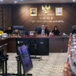Penguatan Ketahanan Pangan Mandiri Hadapi Tantangan Global March 2, 2026 9:07 pm Komisi B DPRD DKI Jakarta menegaskan, sangat penting penguatan ketahanan pangan mandiri. Hal itu terungkap dalam rapat kerja pembahasan Pra-Rencana Kerja Pemerintah Daerah (Pra-RKPD) DKI Jakarta Tahun 2027 bersama jajaran eksekutif di Gedung DPRD DKI Jakarta, Senin (2/3). Ketua Komisi B Nova Harivan Paloh menekankan, isu pangan harus menjadi perhatian utama di tengah peningkatan tantangan global yang berpotensi memicu gejolak harga dan gangguan pasokan. Nova menyampaikan, konsep ketahanan pangan mandiri tidak hanya sebatas program. Melainkan harus terwujud lewat pembinaan yang konsisten dan terstruktur kepada masyarakat. Ia meminta agar Dinas Ketahanan Pangan Kelautan dan Pertanian (KPKP) DKI Jakarta semakin aktif melakukan pendampingan kepada warga. Khususnya kelompok tani (Poktan) agar mampu mengembangkan sumber pangan secara mandiri di wilayah masing-masing. “Masyarakat melalui Poktan-Poktan yang ada mereka bisa dengan cepat belajar terkait dengan pangan-pangan mandiri di wilayah-wilayah,” kata Nova. Menurut dia, penguatan kapasitas masyarakat melalui Poktan menjadi langkah strategis membangun sistem pangan berbasis komunitas. Dengan pembinaan yang tepat, masyarakat mampu belajar dan menerapkan praktik pertanian maupun budidaya pangan mandiri secara lebih cepat dan efektif. Nova menilai, kondisi global yang tidak menentu, termasuk potensi resesi dan konflik geopolitik, dapat berdampak langsung pada ketersediaan dan harga pangan. Untuk antisipasi jangka panjang, Kota Jakarta harus punya sumber daya pangan tersendiri. Ketahanan pangan tidak hanya berkaitan dengan produksi, namun terkait stabilitas harga, distribusi, serta daya beli masyarakat. Karena itu, perumusan kebijakan dalam Pra-RKPD 2027 harus mampu menjawab tantangan tersebut secara komprehensif. “Misalnya mungkin ada resesi, ada segala macam kita udah aman. Harus concern di situ,” tandas Nova. Asisten Perekonomian dan Keuangan Sekretaris Daerah DKI Jakarta Suharini Eliawati mengakui, tantangan global saat ini memberikan tekanan tersendiri bagi DKI Jakarta. Terutama di sektor pangan. Pengelompokan atau pembagian komoditas pangan strategis, kata dia, menjadi langkah penting untuk menentukan prioritas kebijakan. Dengan pemetaan yang jelas, Pemprov DKI Jakarta dapat lebih fokus menjaga pasokan. Sekaligus mengendalikan potensi lonjakan harga yang berpengaruh terhadap inflasi daerah. “Kita akan membagi pangan strategis kemudian pengaruhnya terhadap inflasi dan yang tidak kalah pentingnya untuk Jakarta bagaimana ketersediaan kita terhadap impor,” kata Eli. (yla/df)