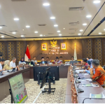 Komisi E Susun Perencanaan secara Komprehensif March 4, 2026 12:49 pm Komisi E DPRD DKI Jakarta menggelar rapat kerja bersama Dinas Pendidikan (Disdik) serta Biro Pendidikan dan Mental Spiritual (Dikmental) Setda DKI, Rabu (4/3). Rapat kerja digelar dalam rangka membahas Pra Rencana Kerja Pemerintah Daerah (RKPD) Tahun 2027 sesuai surat undangan Nomor 263/RB.02.03 yang telah ditandatangani Ketua DPRD DKI Jakarta Khoirudin pada 24 Februari 2026. Ketua Komisi E Subki memimpin rapat bersama Wakil Ketua Komisi E Agustina Hermanto, serta Sekretaris Komisi E Justin Adrian. Hadir juga Anggota Komisi E Solikhah, Ghozi Zulazmi, Muhammad Hasan Abdillah, Chicha Koeswoyo, Ramly HI Muhamad, Farah Savira, Oman Rohman Rakinda, Astrid Kuya, Desie Christhyana Sari, dan Elva Farhi Qolbina. Turut hadir Asisten Kesejahteraan Rakyat (Askesra) Setda DKI Jakarta Ali Maulana Hakim bersama Kepala Biro Dikmental Setda DKI Jakarta Fajar Eko Satriyo, dan Kepala Dinas Pendidikan DKI Jakarta Nahdiana. Subki berharap, dapat menyusun perencanaan secara lebih terarah dan komprehensif dari masing-masing Satuan Kerja Perangkat Daerah (SKPD). “Kita ingin mendapatkan bayangan kasar terlebih dahulu dengan harapan mendapat informasi awalan dari seluruh SKPD terkait apa yang akan dilaksanakan pada tahun 2027,” ujar Subki. (gie/df)