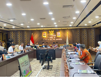 Komisi E Susun Perencanaan secara Komprehensif March 4, 2026 12:49 pm Komisi E DPRD DKI Jakarta menggelar rapat kerja bersama Dinas Pendidikan (Disdik) serta Biro Pendidikan dan Mental Spiritual (Dikmental) Setda DKI, Rabu (4/3). Rapat kerja digelar dalam rangka membahas Pra Rencana Kerja Pemerintah Daerah (RKPD) Tahun 2027 sesuai surat undangan Nomor 263/RB.02.03 yang telah ditandatangani Ketua DPRD DKI Jakarta Khoirudin pada 24 Februari 2026. Ketua Komisi E Subki memimpin rapat bersama Wakil Ketua Komisi E Agustina Hermanto, serta Sekretaris Komisi E Justin Adrian. Hadir juga Anggota Komisi E Solikhah, Ghozi Zulazmi, Muhammad Hasan Abdillah, Chicha Koeswoyo, Ramly HI Muhamad, Farah Savira, Oman Rohman Rakinda, Astrid Kuya, Desie Christhyana Sari, dan Elva Farhi Qolbina. Turut hadir Asisten Kesejahteraan Rakyat (Askesra) Setda DKI Jakarta Ali Maulana Hakim bersama Kepala Biro Dikmental Setda DKI Jakarta Fajar Eko Satriyo, dan Kepala Dinas Pendidikan DKI Jakarta Nahdiana. Subki berharap, dapat menyusun perencanaan secara lebih terarah dan komprehensif dari masing-masing Satuan Kerja Perangkat Daerah (SKPD). “Kita ingin mendapatkan bayangan kasar terlebih dahulu dengan harapan mendapat informasi awalan dari seluruh SKPD terkait apa yang akan dilaksanakan pada tahun 2027,” ujar Subki. (gie/df)