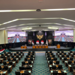 Rapat Paripurna Pandangan Umum Fraksi-Fraksi dan Jawaban Gubernur terhadap Dua Ranperda March 9, 2026 11:34 am DPRD DKI Jakarta menggelar Rapat Paripurna Penyampaian Pandangan Umum Fraksi-Fraksi dan Penyampaian Jawaban Gubernur atas Pandangan Umum Fraksi-Fraksi terhadap dua Rancangan Peraturan Daerah (Ranperda), Senin (9/3). Ranperda dimaksud yakni Ranperda tentang Pembangunan Keluarga dan Ranperda tentang Rencana Perlindungan dan Pengelolaan Lingkungan Hidup. Wakil Ketua DPRD Ima Mahdiah memimpin rapat paripurna. Sebelumnya, Gubernur Pramono Anung telah menyampaikan pidato dan penjelasan mengenai Ranperda tentang Pembangunan Keluarga dan Ranperda tentang Rencana Perlindungan dan Pengelolaan Lingkungan Hidup dalam rapat paripurna. Selanjutnya, fraksi-fraksi DPRD membahas kedua Ranperda. Setelah pembacaan pandangan umum fraksi-fraksi terhadap dua Ranperda. Wakil Gubernur Rano Karno beserta jajaran hadir dalam rapat paripurna itu. Kegiatan tersebut mengacu pada Surat Nomor 247/HK.01.02 dan 286/HK.01.02 yang ditandatangani Ketua DPRD DKI Jakarta Khoirudin. (apn/df)