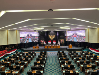 Rapat Paripurna Pandangan Umum Fraksi-Fraksi dan Jawaban Gubernur terhadap Dua Ranperda March 9, 2026 11:34 am DPRD DKI Jakarta menggelar Rapat Paripurna Penyampaian Pandangan Umum Fraksi-Fraksi dan Penyampaian Jawaban Gubernur atas Pandangan Umum Fraksi-Fraksi terhadap dua Rancangan Peraturan Daerah (Ranperda), Senin (9/3). Ranperda dimaksud yakni Ranperda tentang Pembangunan Keluarga dan Ranperda tentang Rencana Perlindungan dan Pengelolaan Lingkungan Hidup. Wakil Ketua DPRD Ima Mahdiah memimpin rapat paripurna. Sebelumnya, Gubernur Pramono Anung telah menyampaikan pidato dan penjelasan mengenai Ranperda tentang Pembangunan Keluarga dan Ranperda tentang Rencana Perlindungan dan Pengelolaan Lingkungan Hidup dalam rapat paripurna. Selanjutnya, fraksi-fraksi DPRD membahas kedua Ranperda. Setelah pembacaan pandangan umum fraksi-fraksi terhadap dua Ranperda. Wakil Gubernur Rano Karno beserta jajaran hadir dalam rapat paripurna itu. Kegiatan tersebut mengacu pada Surat Nomor 247/HK.01.02 dan 286/HK.01.02 yang ditandatangani Ketua DPRD DKI Jakarta Khoirudin. (apn/df)