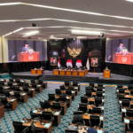 Perlindungan Khusus Kelompok Rentan March 9, 2026 12:13 pm Fraksi PSI DPRD DKI Jakarta menyampaikan pandangan umum terhadap dua Rancangan Peraturan Daerah (Ranperda) dalam rapat paripurna, Senin (9/3). Pertama, Ranperda tentang Pembangunan Keluarga. Kedua, Ranperda tentang Rencana Perlindungan dan Pengelolaan Lingkungan Hidup. Fraksi PSI mendorong Pemprov DKI Jakarta memperkuat aturan terkait perlindungan terhadap kelompok rentan, seperti perempuan dan anak. Mengingat tingginya angka kekerasan terhadap perempuan dan anak. Fraksi PSI berharap, pembahasan Ranperda itu tidak sekadar formalitas administratif. Namun, mampu melahirkan kebijakan untuk menekan angka kriminalitas di lingkup keluarga secara signifikan. “Kami melihat perlunya perhatian khusus agar pemerintah dapat memberikan solusi nyata dan menekan angka kekerasan yang terjadi di lingkup keluarga,” ujar Bun Joi Phiaw, wakil ketua Fraksi PSI DPRD DKI Jakarta. Berdasarkan data Sistem Informasi Online Perlindungan Perempuan dan Anak (SIMFONI PPA) tahun 2025, tercatat sebanyak 35.025 perempuan dan anak menjadi korban kekerasan. Apalagi, sebanyak 20.573 kasus di antaranya terjadi di lingkup rumah tangga atau keluarga. Karena itu, Pemprov DKI Jakarta perlu segera menghadirkan regulasi yang lebih taktis dan solutif terkait perlindungan perempuan dan anak. “Fraksi PSI melihat perlunya perhatian khusus lagar pemerintah dapat memberikan solusi dan menekan angka kekerasan yang terjadi di lingkup keluarga,” kata Bun. Pengelolaan Lingkungan Hidup Fraksi PSI meminta Pemprov DKI Jakarta memperketat pengawasan dan tata kelola perizinan bangunan terkait Ranperda tentang Rencana Perlindungan dan Pengelolaan Lingkungan Hidup. Sebab, banyak laporan dari masyarakat terkait pembangunan fasilitas yang mengganggu kenyamanan warga. Fraksi PSI menyoroti pembangunan lapangan padel di kawasan Kembangan, Tanjung Barat, dan Cilandak. Termasuk masalah klasik, sampah yang masih berserakan di Tempat Penampungan Sampah Terpadu (TPST) Rawajati dan Pasar Minggu. Selain itu, Rencana pembangunan krematorium di Kalideres, Jakarta Barat, perlu peninjauan dampak terhadap lingkungan. “Ranperda ini diharapkan dapat memperkuat tata kelola perizinan dan pengawasan agar setiap pembangunan di Jakarta tetap selaras dengan perlindungan lingkungan dan kepentingan warga,” pungkas Bun. (apn/df)