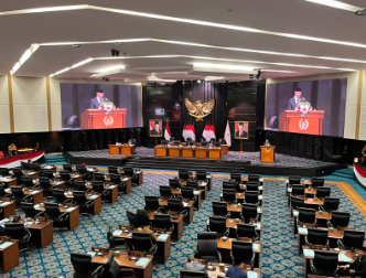 Perlindungan Khusus Kelompok Rentan March 9, 2026 12:13 pm Fraksi PSI DPRD DKI Jakarta menyampaikan pandangan umum terhadap dua Rancangan Peraturan Daerah (Ranperda) dalam rapat paripurna, Senin (9/3). Pertama, Ranperda tentang Pembangunan Keluarga. Kedua, Ranperda tentang Rencana Perlindungan dan Pengelolaan Lingkungan Hidup. Fraksi PSI mendorong Pemprov DKI Jakarta memperkuat aturan terkait perlindungan terhadap kelompok rentan, seperti perempuan dan anak. Mengingat tingginya angka kekerasan terhadap perempuan dan anak. Fraksi PSI berharap, pembahasan Ranperda itu tidak sekadar formalitas administratif. Namun, mampu melahirkan kebijakan untuk menekan angka kriminalitas di lingkup keluarga secara signifikan. “Kami melihat perlunya perhatian khusus agar pemerintah dapat memberikan solusi nyata dan menekan angka kekerasan yang terjadi di lingkup keluarga,” ujar Bun Joi Phiaw, wakil ketua Fraksi PSI DPRD DKI Jakarta. Berdasarkan data Sistem Informasi Online Perlindungan Perempuan dan Anak (SIMFONI PPA) tahun 2025, tercatat sebanyak 35.025 perempuan dan anak menjadi korban kekerasan. Apalagi, sebanyak 20.573 kasus di antaranya terjadi di lingkup rumah tangga atau keluarga. Karena itu, Pemprov DKI Jakarta perlu segera menghadirkan regulasi yang lebih taktis dan solutif terkait perlindungan perempuan dan anak. “Fraksi PSI melihat perlunya perhatian khusus lagar pemerintah dapat memberikan solusi dan menekan angka kekerasan yang terjadi di lingkup keluarga,” kata Bun. Pengelolaan Lingkungan Hidup Fraksi PSI meminta Pemprov DKI Jakarta memperketat pengawasan dan tata kelola perizinan bangunan terkait Ranperda tentang Rencana Perlindungan dan Pengelolaan Lingkungan Hidup. Sebab, banyak laporan dari masyarakat terkait pembangunan fasilitas yang mengganggu kenyamanan warga. Fraksi PSI menyoroti pembangunan lapangan padel di kawasan Kembangan, Tanjung Barat, dan Cilandak. Termasuk masalah klasik, sampah yang masih berserakan di Tempat Penampungan Sampah Terpadu (TPST) Rawajati dan Pasar Minggu. Selain itu, Rencana pembangunan krematorium di Kalideres, Jakarta Barat, perlu peninjauan dampak terhadap lingkungan. “Ranperda ini diharapkan dapat memperkuat tata kelola perizinan dan pengawasan agar setiap pembangunan di Jakarta tetap selaras dengan perlindungan lingkungan dan kepentingan warga,” pungkas Bun. (apn/df)