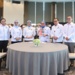Wakil Ketua DPRD DKI Jakarta Rany Mauliani dan Wibi Andrino menghadiri kegiatan Rapat Pimpinan Provinsi (RAPIMPROV) II Tahun 2026 Kamar Dagang dan Industri (KADIN) DKI Jakarta. Kegiatan itu mengusung tema ‘Pengusaha Lokal Sebagai Pilar Strategis Penggerak Ekonomi Provinsi DKI Jakarta’. RAPIMPROV ini digelar sebagai forum konsolidasi sekaligus penguatan peran dunia usaha dalam mendorong pertumbuhan ekonomi daerah. Wibi menekankan, peran pengusaha lokal sangat penting sebagai tulang punggung perekonomian Jakarta. Termasuk memperluas kesempatan kerja bagi masyarakat. “Ini adalah tema yang diambil bagaimana peran pengusaha lokal bisa upscaling, bisa membantu roda perekonomian di Jakarta,” ujar Wibi, Senin (9/3). Saat ini, para pelaku usaha lokal dari berbagai sektor menopang struktur perekonomian Jakarta. Mulai dari usaha kecil hingga sektor usaha lainnya. “Kita paham sekali bahwa hari ini kalau kita dalam konteks perekonomian Jakarta, backbone-nya adalah pengusaha lokal,” kata Wibi. Penguatan sektor usaha juga menjadi bagian penting dalam menjawab tantangan pengangguran. “Bagaimana lapangan pekerjaan menjadi sesuatu yang sangat penting untuk bisa diadakan di DKI Jakarta,” lanjut Wibi. Melalui forum RAPIMPROV KADIN, harap dia, para pengusaha lokal dapat terus berkembang. Berkontribusi lebih besar dalam membuka peluang kerja bagi masyarakat. “Harapan kita besar adalah para pengusaha lokal ini mampu juga bisa membuka banyak sektor lapangan pekerjaan untuk masyarakat di Jakarta,” ungkap Wibi. Wakil Ketua DPRD DKI Jakarta Rany Mauliani mengungkapkan hal senada. Ia menegaskan, DPRD berperan penting mengawal kolaborasi antara dunia usaha dan pemerintah daerah. “Yang pasti DPRD seperti tugas dan fungsinya adalah mengawal, mensahkan, mengkolaborasikan, memediatori antara kadin DKI Jakarta dengan pemprov DKI Jakarta,” kata Rany. Ia juga mengapresiasi berbagai program pelatihan oleh KADIN DKI Jakarta. Membantu mengatasi masalah pengangguran. Upaya tersebut, lanjut Rany, merupakan langkah positif untuk meningkatkan kapasitas masyarakat yang belum memiliki pekerjaan. “Ini sebenarnya kalau tadi kita lihat dari laporan itu cukup harus diapresiasi karena pelatihan jadi target penyelesaian untuk para pengangguran di DKI Jakarta,” tutur Rany. KADIN DKI Jakarta, harap Rany, dapat terus berkembang. Menjadi wadah menampung aspirasi para pelaku usaha di berbagai level. Melalui kolaborasi antara dunia usaha, pemerintah daerah, dan DPRD, perekonomian Jakarta dapat terus tumbuh. Memberikan dampak positif terhadap peningkatan kesejahteraan masyarakat “Semoga KADIN DKI Jakarta bisa terus sukses, maju, jaya dan bisa terus mengakomodir aspirasi para pengusaha dari tingkat yang bawah sampai tingkat yang paling atas,” pungkas Rany. (gie/df)