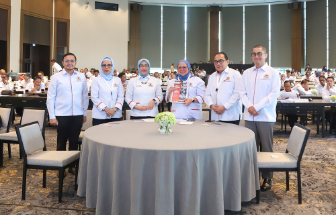 Wakil Ketua DPRD DKI Jakarta Rany Mauliani dan Wibi Andrino menghadiri kegiatan Rapat Pimpinan Provinsi (RAPIMPROV) II Tahun 2026 Kamar Dagang dan Industri (KADIN) DKI Jakarta. Kegiatan itu mengusung tema ‘Pengusaha Lokal Sebagai Pilar Strategis Penggerak Ekonomi Provinsi DKI Jakarta’. RAPIMPROV ini digelar sebagai forum konsolidasi sekaligus penguatan peran dunia usaha dalam mendorong pertumbuhan ekonomi daerah. Wibi menekankan, peran pengusaha lokal sangat penting sebagai tulang punggung perekonomian Jakarta. Termasuk memperluas kesempatan kerja bagi masyarakat. “Ini adalah tema yang diambil bagaimana peran pengusaha lokal bisa upscaling, bisa membantu roda perekonomian di Jakarta,” ujar Wibi, Senin (9/3). Saat ini, para pelaku usaha lokal dari berbagai sektor menopang struktur perekonomian Jakarta. Mulai dari usaha kecil hingga sektor usaha lainnya. “Kita paham sekali bahwa hari ini kalau kita dalam konteks perekonomian Jakarta, backbone-nya adalah pengusaha lokal,” kata Wibi. Penguatan sektor usaha juga menjadi bagian penting dalam menjawab tantangan pengangguran. “Bagaimana lapangan pekerjaan menjadi sesuatu yang sangat penting untuk bisa diadakan di DKI Jakarta,” lanjut Wibi. Melalui forum RAPIMPROV KADIN, harap dia, para pengusaha lokal dapat terus berkembang. Berkontribusi lebih besar dalam membuka peluang kerja bagi masyarakat. “Harapan kita besar adalah para pengusaha lokal ini mampu juga bisa membuka banyak sektor lapangan pekerjaan untuk masyarakat di Jakarta,” ungkap Wibi. Wakil Ketua DPRD DKI Jakarta Rany Mauliani mengungkapkan hal senada. Ia menegaskan, DPRD berperan penting mengawal kolaborasi antara dunia usaha dan pemerintah daerah. “Yang pasti DPRD seperti tugas dan fungsinya adalah mengawal, mensahkan, mengkolaborasikan, memediatori antara kadin DKI Jakarta dengan pemprov DKI Jakarta,” kata Rany. Ia juga mengapresiasi berbagai program pelatihan oleh KADIN DKI Jakarta. Membantu mengatasi masalah pengangguran. Upaya tersebut, lanjut Rany, merupakan langkah positif untuk meningkatkan kapasitas masyarakat yang belum memiliki pekerjaan. “Ini sebenarnya kalau tadi kita lihat dari laporan itu cukup harus diapresiasi karena pelatihan jadi target penyelesaian untuk para pengangguran di DKI Jakarta,” tutur Rany. KADIN DKI Jakarta, harap Rany, dapat terus berkembang. Menjadi wadah menampung aspirasi para pelaku usaha di berbagai level. Melalui kolaborasi antara dunia usaha, pemerintah daerah, dan DPRD, perekonomian Jakarta dapat terus tumbuh. Memberikan dampak positif terhadap peningkatan kesejahteraan masyarakat “Semoga KADIN DKI Jakarta bisa terus sukses, maju, jaya dan bisa terus mengakomodir aspirasi para pengusaha dari tingkat yang bawah sampai tingkat yang paling atas,” pungkas Rany. (gie/df)