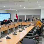 Bamus Tetapkan Jadwal Pembentukan Pansus March 10, 2026 12:05 pm Badan Musyawarah (Bamus) DPRD DKI Jakarta menggelar rapat bersama eksekutif, Selasa (10/3). Wakil Ketua Bamus Wibi Andrino memimpin pertemuan itu. Hadir Anggota Bamus DPRD Muhammad Al Fatih, Wa Ode Herlina, Ryan Kurnia Ar Rahman, Jamilah Abdul Gani, Dina Masyusin, Gani Suwondo, Dadiyono, Lazarus Simon Ishak, Neneng Hasanah, dan Bun Joi Phiau. Pimpinan dan anggota Bamus membahas penetapan jadwal rapat paripurna terkait pembentukan sejumlah panitia khusus (Pansus). Yaitu, Pansus tentang Pengelolaan Sampah, Pansus tentang Percepatan Penyerahan Aset Fasilitas Sosial dan Fasilitas Umum (Fasos Fasum), Pansus tentang Reformasi Agraria atau PTSL (Pendaftaran Tanah Sistematis Lengkap), Pansus tentang (Corporate Social Responsibility) CSR/TJSL (Tanggung Jawab Sosial Lingkungan), dan Pansus tentang Tata Kelola Perparkiran. Selain itu, penetapan perubahan pertama jadwal Rapat Paripurna Penyampaian Laporan Hasil Masa Reses ke-ll Masa Persidangan II Tahun Sidang 2025-2026 Tahun Anggaran 2026 (Reses ke-5 Pimpinan dan Anggota DPRD DKI Jakarta Periode Tahun 2024-2029). Dalam rapat tersebut, Wibi mempersilakan para pimpinan dan anggota Bamus untuk menyampaikan pandangan mereka terhadap agenda pembentukan Pansus. (yla/df)