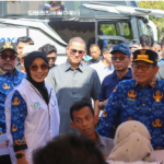 DPRD DKI Jakarta Apresiasi Mudik Gratis 2026 March 17, 2026 5:14 pm Wakil Ketua DPRD DKI Jakarta Wibi Andrino menghadiri pelepasan belasan ribu peserta Program Mudik Gratis 2026 oleh Pemprov DKI Jakarta di kawasan Monas, Jakarta Pusat, Selasa (17/3). Wibi menilai, program tersebut sebagai langkah positif dengan dampak luas. Baik secara sosial maupun ekonomi. “Ini upaya yang sangat baik,” ujar Wibi. Ia menyebut, Program Mudik Gratis tahun ini menunjukkan perkembangan positif. Terutama dari sisi jumlah peserta yang meningkat dibandingkan tahun sebelumnya. Hal itu menjadi indikator tingginya antusiasme masyarakat. Sekaligus bukti masyarakat merasakan manfaat program itu. Dorong Pertumbuhan Ekonomi Daerah Menurut Wibi, program itu berdampak social dan berkontribusi pada pergerakan ekonomi. Baik di Jakarta maupun daerah tujuan mudik. “Program ini mendukung roda perekonomian daerah di tengah tekanan global yang dirasakan saat ini,” kata dia. Ia berharap, arus mudik mendorong peningkatan aktivitas ekonomi di kampung halaman. Perputaran uang selama periode mudik mampu menggerakkan ekonomi local. Khususnya sektor informal dan usaha kecil menengah. “Dengan warga kembali ke kampung halaman, kami berharap ekonomi daerah ikut bergerak,” ucap Wibi. Dalam kesempatan itu, Gubernur Pramono Anung menegaskan, program tersebut merupakan bagian dari komitmen pemerintah menghadirkan transportasi yang aman, nyaman, dan terjangkau. Ia menjelaskan, Pemprov DKI Jakarta mengusung tema ‘Mudik Gratis dari Jakarta untuk Keluarga’. Tema tersebut menegaskan, mudik bukan sekadar perjalanan, tapi momentum mempererat hubungan keluarga. “Tema ini mengingatkan bahwa mudik bukan sekadar pulang, tetapi juga merawat silaturahmi dan memperkuat kebersamaan,” tandas dia. (yla/df)
