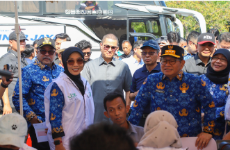 DPRD DKI Jakarta Apresiasi Mudik Gratis 2026 March 17, 2026 5:14 pm Wakil Ketua DPRD DKI Jakarta Wibi Andrino menghadiri pelepasan belasan ribu peserta Program Mudik Gratis 2026 oleh Pemprov DKI Jakarta di kawasan Monas, Jakarta Pusat, Selasa (17/3). Wibi menilai, program tersebut sebagai langkah positif dengan dampak luas. Baik secara sosial maupun ekonomi. “Ini upaya yang sangat baik,” ujar Wibi. Ia menyebut, Program Mudik Gratis tahun ini menunjukkan perkembangan positif. Terutama dari sisi jumlah peserta yang meningkat dibandingkan tahun sebelumnya. Hal itu menjadi indikator tingginya antusiasme masyarakat. Sekaligus bukti masyarakat merasakan manfaat program itu. Dorong Pertumbuhan Ekonomi Daerah Menurut Wibi, program itu berdampak social dan berkontribusi pada pergerakan ekonomi. Baik di Jakarta maupun daerah tujuan mudik. “Program ini mendukung roda perekonomian daerah di tengah tekanan global yang dirasakan saat ini,” kata dia. Ia berharap, arus mudik mendorong peningkatan aktivitas ekonomi di kampung halaman. Perputaran uang selama periode mudik mampu menggerakkan ekonomi local. Khususnya sektor informal dan usaha kecil menengah. “Dengan warga kembali ke kampung halaman, kami berharap ekonomi daerah ikut bergerak,” ucap Wibi. Dalam kesempatan itu, Gubernur Pramono Anung menegaskan, program tersebut merupakan bagian dari komitmen pemerintah menghadirkan transportasi yang aman, nyaman, dan terjangkau. Ia menjelaskan, Pemprov DKI Jakarta mengusung tema ‘Mudik Gratis dari Jakarta untuk Keluarga’. Tema tersebut menegaskan, mudik bukan sekadar perjalanan, tapi momentum mempererat hubungan keluarga. “Tema ini mengingatkan bahwa mudik bukan sekadar pulang, tetapi juga merawat silaturahmi dan memperkuat kebersamaan,” tandas dia. (yla/df)