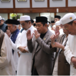 DPRD DKI Dukung Pemerataan Bantuan untuk Pemuka Agama dan Tempat Ibadah March 17, 2026 7:27 pm Ketua DPRD DKI Jakarta Khoirudin mengapresiasi komitmen pemerintah provinsi mendukung pemuka agama dan tempat ibadah di Jakarta. Khoirudin menyampaikan hal itu usai menghadiri buka puasa bersama alim ulama di Balaikota DKI Jakarta, Selasa (17/3). Khoirudin menilai dukungan tersebut tercermin dalam berbagai program bantuan yang telah berjalan. Termasuk bantuan operasional tempat ibadah (BOTI) serta dukungan kegiatan keagamaan. “Secara anggaran, keberpihakan pemerintah kepada para kiai cukup signifikan,” ujar Khoirudin. “Biaya operasional tempat ibadah dan umrah untuk marbut sudah dianggarkan melalui APBD,” tambah Khoirudin. Khoirudin menegaskan, bantuan tersebut diberikan lintas agama sebagai bentuk keadilan sosial bagi seluruh masyarakat Jakarta. “Bantuan tersebut tidak hanya untuk masjid, tetapi juga gereja, vihara, dan tempat ibadah lainnya,” jelas Khoirudin. Sementara itu, Wakil Gubernur Rano Karno memaparkan berbagai program bantuan yang telah disalurkan pemerintah kepada pemuka agama dan pengelola tempat ibadah. “Bantuan operasional tempat ibadah atau BOTI telah disalurkan. Insentif bagi imam masjid, guru ngaji masjid, guru ngaji musala, marbot masjid, serta petugas pemulasaran jenazah juga telah diberikan,” terang Rano. Rano menambahkan, dukungan tersebut diharapkan memberikan manfaat bagi para pemuka agama yang berperan di masyarakat. “Bentuk penghargaan kepada mereka yang selama ini menjaga kehidupan keagamaan,” ujar Rano. Ke depan, harap Khoirudin, distribusi bantuan dapat semakin optimal. Sehingga seluruh tempat ibadah di Jakarta dapat merasakan manfaatnya. “Mudah-mudahan ke depan layanan bantuan operasional tempat ibadah akan semakin masif,” pungkas Khoirudin. (all/df)