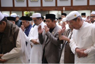 DPRD DKI Dukung Pemerataan Bantuan untuk Pemuka Agama dan Tempat Ibadah March 17, 2026 7:27 pm Ketua DPRD DKI Jakarta Khoirudin mengapresiasi komitmen pemerintah provinsi mendukung pemuka agama dan tempat ibadah di Jakarta. Khoirudin menyampaikan hal itu usai menghadiri buka puasa bersama alim ulama di Balaikota DKI Jakarta, Selasa (17/3). Khoirudin menilai dukungan tersebut tercermin dalam berbagai program bantuan yang telah berjalan. Termasuk bantuan operasional tempat ibadah (BOTI) serta dukungan kegiatan keagamaan. “Secara anggaran, keberpihakan pemerintah kepada para kiai cukup signifikan,” ujar Khoirudin. “Biaya operasional tempat ibadah dan umrah untuk marbut sudah dianggarkan melalui APBD,” tambah Khoirudin. Khoirudin menegaskan, bantuan tersebut diberikan lintas agama sebagai bentuk keadilan sosial bagi seluruh masyarakat Jakarta. “Bantuan tersebut tidak hanya untuk masjid, tetapi juga gereja, vihara, dan tempat ibadah lainnya,” jelas Khoirudin. Sementara itu, Wakil Gubernur Rano Karno memaparkan berbagai program bantuan yang telah disalurkan pemerintah kepada pemuka agama dan pengelola tempat ibadah. “Bantuan operasional tempat ibadah atau BOTI telah disalurkan. Insentif bagi imam masjid, guru ngaji masjid, guru ngaji musala, marbot masjid, serta petugas pemulasaran jenazah juga telah diberikan,” terang Rano. Rano menambahkan, dukungan tersebut diharapkan memberikan manfaat bagi para pemuka agama yang berperan di masyarakat. “Bentuk penghargaan kepada mereka yang selama ini menjaga kehidupan keagamaan,” ujar Rano. Ke depan, harap Khoirudin, distribusi bantuan dapat semakin optimal. Sehingga seluruh tempat ibadah di Jakarta dapat merasakan manfaatnya. “Mudah-mudahan ke depan layanan bantuan operasional tempat ibadah akan semakin masif,” pungkas Khoirudin. (all/df)