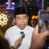 Bedug Kolosal Menggema di Bundaran HI March 21, 2026 2:01 am Pemerintah Provinsi DKI Jakarta menggelar perayaan malam takbiran Idulfitri 1447 Hijriah melalui kegiatan ‘Jakarta Bedug Kolosal’ yang di selenggarakan di kawasan Bundaran HI, Jakarta Pusat. Ketua DPRD DKI Jakarta Khoirudin mengungkapkan, kegiatan tersebut berlangsung meriah dan menjadi wujud komitmen Jakarta sebagai kota global yang inklusif, aman, dan berbudaya. “Kesan saya sangat mendalam, membekas di jiwa, dan ini menjadi hiburan buat seluruh warga Jakarta,” ujar Khoirudin, Jumat (20/3). Ia juga mengapresiasi tradisi yang sempat lama tak digelar, kini kembali dihadirkan pemerintah di jantung ibukota. Ketua DPRD DKI Jakarta Khoirudin. (dok.DDJP) “Jakarta sudah lama sekali tidak melaksanakan perayaan jelang Idulfitri di malam takbiran, pawai obor, hari ini pemerintah yang melaksanakan,” kata Khoirudin. Ia menilai, kegiatan tersebut mencerminkan wajah Jakarta sebagai kota global yang inklusif melalui beragam perayaan keagamaan. “Saya berharap Jakarta yang memang kota global, kota inklusif, tergambar dari begitu banyak perayaan keagamaan Jakarta,” ungkap Khoirudin. Sebagai warga Betawi, Khoirudin bangga terhadap komitmen pemerintah dalam menghadirkan budaya lokal di setiap kegiatan besar. “Saya selaku orang Betawi merasa bangga, bahagia,” tutur Khoirudin. Di kesempatan yang sama, Gubernur Pramono Anung Wibowo menyampaikan, Jakarta Bedug Kolosal menjadi puncak rangkaian perayaan Idulfitri di ibukota. “Malam hari ini kita dapat berkumpul di Bundaran HI, di jantung Kota Jakarta untuk bersama-sama merayakan malam kemenangan,” kata Pram. Kegiatan itu melibatkan 1.000 bedug dari 261 kelurahan di Jakarta. Termasuk perwakilan dari Provinsi Banten dan Sumatera Barat. Selain itu, terdapat pawai obor yang melibatkan sekitar 5.000 peserta, parade mobil hias, serta pertunjukan air mancur bertema Jakarta Rhythm of the Fountain. Menurut dia, kegiatan ini dirancang untuk menghadirkan ruang publik yang aman dan nyaman bagi masyarakat dalam merayakan malam takbiran. “Melalui kegiatan ini pemerintah ingin menghadirkan ruang bagi masyarakat untuk merayakan gema takbir yang aman dan nyaman,” tutur Pram. Ia berharap, kegiatan di Bundaran HI dapat menjadi ruang interaksi sosial yang menciptakan rasa kebersamaan warga. “Tempat warga berjalan bersama keluarga, menyaksikan pertunjukan air mancur dan pawai obor yang berpadu dengan cahaya dan musik religi, serta merasakan hangatnya kebersamaan di malam kemenangan ini,” ucap Pram. Melalui Jakarta Bedug Kolosal, Pemerintah Provinsi DKI Jakarta komitmen menghadirkan ruang publik yang inklusif. Memperkuat harmoni sosial, serta melestarikan budaya lokal sebagai bagian dari identitas kota global. “Tidak hanya menjadi perayaan tahunan, tetapi juga menjadi bagian dari identitas Jakarta sebagai kota inklusif, kreatif, berbudaya, kota global,” tandas Pram. (gie/df)