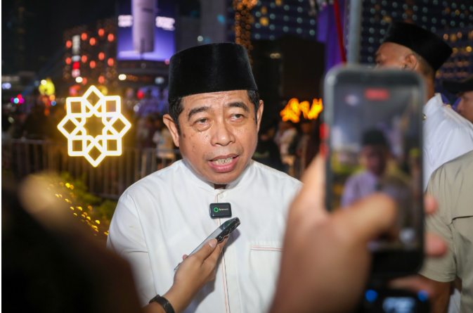 Bedug Kolosal Menggema di Bundaran HI March 21, 2026 2:01 am Pemerintah Provinsi DKI Jakarta menggelar perayaan malam takbiran Idulfitri 1447 Hijriah melalui kegiatan ‘Jakarta Bedug Kolosal’ yang di selenggarakan di kawasan Bundaran HI, Jakarta Pusat. Ketua DPRD DKI Jakarta Khoirudin mengungkapkan, kegiatan tersebut berlangsung meriah dan menjadi wujud komitmen Jakarta sebagai kota global yang inklusif, aman, dan berbudaya. “Kesan saya sangat mendalam, membekas di jiwa, dan ini menjadi hiburan buat seluruh warga Jakarta,” ujar Khoirudin, Jumat (20/3). Ia juga mengapresiasi tradisi yang sempat lama tak digelar, kini kembali dihadirkan pemerintah di jantung ibukota. Ketua DPRD DKI Jakarta Khoirudin. (dok.DDJP) “Jakarta sudah lama sekali tidak melaksanakan perayaan jelang Idulfitri di malam takbiran, pawai obor, hari ini pemerintah yang melaksanakan,” kata Khoirudin. Ia menilai, kegiatan tersebut mencerminkan wajah Jakarta sebagai kota global yang inklusif melalui beragam perayaan keagamaan. “Saya berharap Jakarta yang memang kota global, kota inklusif, tergambar dari begitu banyak perayaan keagamaan Jakarta,” ungkap Khoirudin. Sebagai warga Betawi, Khoirudin bangga terhadap komitmen pemerintah dalam menghadirkan budaya lokal di setiap kegiatan besar. “Saya selaku orang Betawi merasa bangga, bahagia,” tutur Khoirudin. Di kesempatan yang sama, Gubernur Pramono Anung Wibowo menyampaikan, Jakarta Bedug Kolosal menjadi puncak rangkaian perayaan Idulfitri di ibukota. “Malam hari ini kita dapat berkumpul di Bundaran HI, di jantung Kota Jakarta untuk bersama-sama merayakan malam kemenangan,” kata Pram. Kegiatan itu melibatkan 1.000 bedug dari 261 kelurahan di Jakarta. Termasuk perwakilan dari Provinsi Banten dan Sumatera Barat. Selain itu, terdapat pawai obor yang melibatkan sekitar 5.000 peserta, parade mobil hias, serta pertunjukan air mancur bertema Jakarta Rhythm of the Fountain. Menurut dia, kegiatan ini dirancang untuk menghadirkan ruang publik yang aman dan nyaman bagi masyarakat dalam merayakan malam takbiran. “Melalui kegiatan ini pemerintah ingin menghadirkan ruang bagi masyarakat untuk merayakan gema takbir yang aman dan nyaman,” tutur Pram. Ia berharap, kegiatan di Bundaran HI dapat menjadi ruang interaksi sosial yang menciptakan rasa kebersamaan warga. “Tempat warga berjalan bersama keluarga, menyaksikan pertunjukan air mancur dan pawai obor yang berpadu dengan cahaya dan musik religi, serta merasakan hangatnya kebersamaan di malam kemenangan ini,” ucap Pram. Melalui Jakarta Bedug Kolosal, Pemerintah Provinsi DKI Jakarta komitmen menghadirkan ruang publik yang inklusif. Memperkuat harmoni sosial, serta melestarikan budaya lokal sebagai bagian dari identitas kota global. “Tidak hanya menjadi perayaan tahunan, tetapi juga menjadi bagian dari identitas Jakarta sebagai kota inklusif, kreatif, berbudaya, kota global,” tandas Pram. (gie/df)