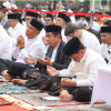 Salat Idulfitri di Balaikota, Semangat Inklusivitas Jakarta March 21, 2026 7:36 pm Ketua DPRD DKI Jakarta Khoirudin menghadiri pelaksanaan Salat Idulfitri 1447 Hijriah di Halaman Balaikota DKI Jakarta, Senin (1/4). Kegiatan tersebut berlangsung khidmat. Jajaran pemerintah daerah dan masyarakat pun ikut dalam kegiatan tersebut. Hadir dalam Salat Idulfitri, Gubernur Pramono Anung, Wakil Gubernur Rano Karno, serta Wakil Presiden Republik Indonesia ke-13 KH. Ma’ruf Amin yang bertindak sebagai khatib. Dalam kesempatan itu, Khoirudin menilai, tema khutbah yang disampaikan relevan dengan kondisi Jakarta sebagai kota majemuk yang terus menguatkan nilai kebersamaan. Ketua DPRD Khoirudin mengikuti pelaksanaan Salah Idulfitri di Balaikota DKI Jakarta. (dok.DDJP) “Tema khutbah tadi berkaitan dengan merajut silaturahmi dalam simfoni kemenangan untuk Jakarta yang fitrah. Hal tersebut sangat tepat,” ujar Khoirudin. Khoirudin menambahkan, semangat inklusivitas di Jakarta semakin terasa melalui berbagai momentum keagamaan yang berjalan berdampingan. “Hari ini Jakarta semakin inklusif. Nilai Bhinneka Tunggal Ika tergambar jelas dan hal tersebut menunjukkan semangat pemerintah daerah menuju kota global,” tambah dia. Menurut dia, rangkaian kegiatan lintas keagamaan yang berlangsung di Jakarta menjadi cerminan kuat toleransi antarumat beragama. “Terlihat dari rangkaian kegiatan seperti Festival Bedug, kemudian perayaan Ogoh-ogoh saat Nyepi bagi umat Hindu. Banyak momentum keagamaan yang dirasakan di Jakarta,” jelas Khoirudin. KH. Ma’ruf Amin dalam khutbah menekankan, sangat penting memperkuat hubungan antarsesama sebagai bagian dari nilai utama Idulfitri. “Silaturahmi bukan sekadar kunjungan, tetapi modal sosial peradaban,” ujar Ma’ruf Amin. Ma’ruf Amin juga mengingatkan persatuan menjadi fondasi penting dalam membangun kehidupan masyarakat yang harmonis. “Orang beriman itu bersaudara. Karena itu, silaturahmi harus terus dijaga untuk memperkuat ukhuwah,” pesan Ma’ruf Amin. Pelaksanaan Salat Idulfitri di Balaikota DKI Jakarta berlangsung tertib dan penuh kekhusyukan. Momentum tersebut menjadi refleksi bersama untuk memperkuat persatuan serta menjaga harmoni di tengah keberagaman Jakarta. (all/df)