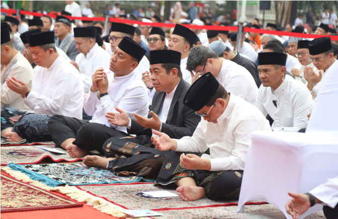 Salat Idulfitri di Balaikota, Semangat Inklusivitas Jakarta March 21, 2026 7:36 pm Ketua DPRD DKI Jakarta Khoirudin menghadiri pelaksanaan Salat Idulfitri 1447 Hijriah di Halaman Balaikota DKI Jakarta, Senin (1/4). Kegiatan tersebut berlangsung khidmat. Jajaran pemerintah daerah dan masyarakat pun ikut dalam kegiatan tersebut. Hadir dalam Salat Idulfitri, Gubernur Pramono Anung, Wakil Gubernur Rano Karno, serta Wakil Presiden Republik Indonesia ke-13 KH. Ma’ruf Amin yang bertindak sebagai khatib. Dalam kesempatan itu, Khoirudin menilai, tema khutbah yang disampaikan relevan dengan kondisi Jakarta sebagai kota majemuk yang terus menguatkan nilai kebersamaan. Ketua DPRD Khoirudin mengikuti pelaksanaan Salah Idulfitri di Balaikota DKI Jakarta. (dok.DDJP) “Tema khutbah tadi berkaitan dengan merajut silaturahmi dalam simfoni kemenangan untuk Jakarta yang fitrah. Hal tersebut sangat tepat,” ujar Khoirudin. Khoirudin menambahkan, semangat inklusivitas di Jakarta semakin terasa melalui berbagai momentum keagamaan yang berjalan berdampingan. “Hari ini Jakarta semakin inklusif. Nilai Bhinneka Tunggal Ika tergambar jelas dan hal tersebut menunjukkan semangat pemerintah daerah menuju kota global,” tambah dia. Menurut dia, rangkaian kegiatan lintas keagamaan yang berlangsung di Jakarta menjadi cerminan kuat toleransi antarumat beragama. “Terlihat dari rangkaian kegiatan seperti Festival Bedug, kemudian perayaan Ogoh-ogoh saat Nyepi bagi umat Hindu. Banyak momentum keagamaan yang dirasakan di Jakarta,” jelas Khoirudin. KH. Ma’ruf Amin dalam khutbah menekankan, sangat penting memperkuat hubungan antarsesama sebagai bagian dari nilai utama Idulfitri. “Silaturahmi bukan sekadar kunjungan, tetapi modal sosial peradaban,” ujar Ma’ruf Amin. Ma’ruf Amin juga mengingatkan persatuan menjadi fondasi penting dalam membangun kehidupan masyarakat yang harmonis. “Orang beriman itu bersaudara. Karena itu, silaturahmi harus terus dijaga untuk memperkuat ukhuwah,” pesan Ma’ruf Amin. Pelaksanaan Salat Idulfitri di Balaikota DKI Jakarta berlangsung tertib dan penuh kekhusyukan. Momentum tersebut menjadi refleksi bersama untuk memperkuat persatuan serta menjaga harmoni di tengah keberagaman Jakarta. (all/df)